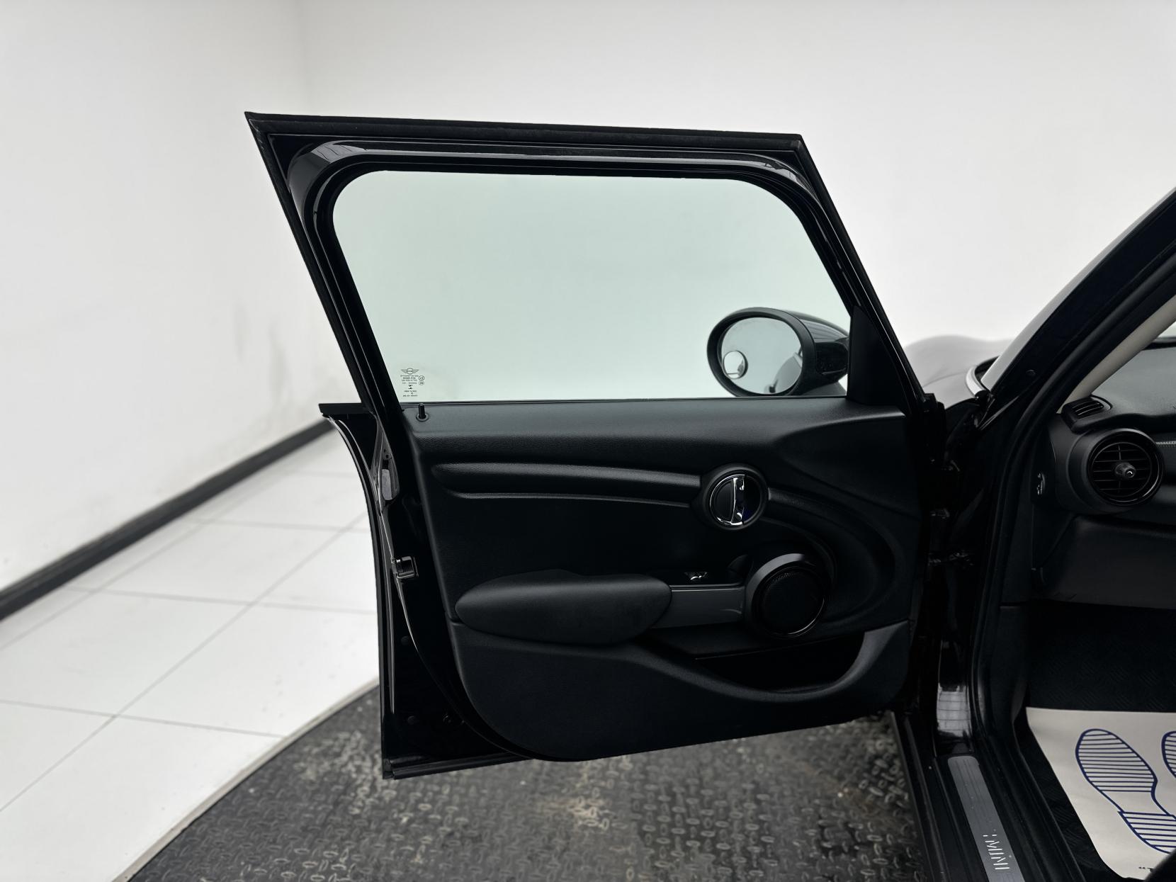 MINI Hatch 1.5 Cooper Classic Hatchback 5dr Petrol Steptronic Euro 6 (s/s) (136 ps)