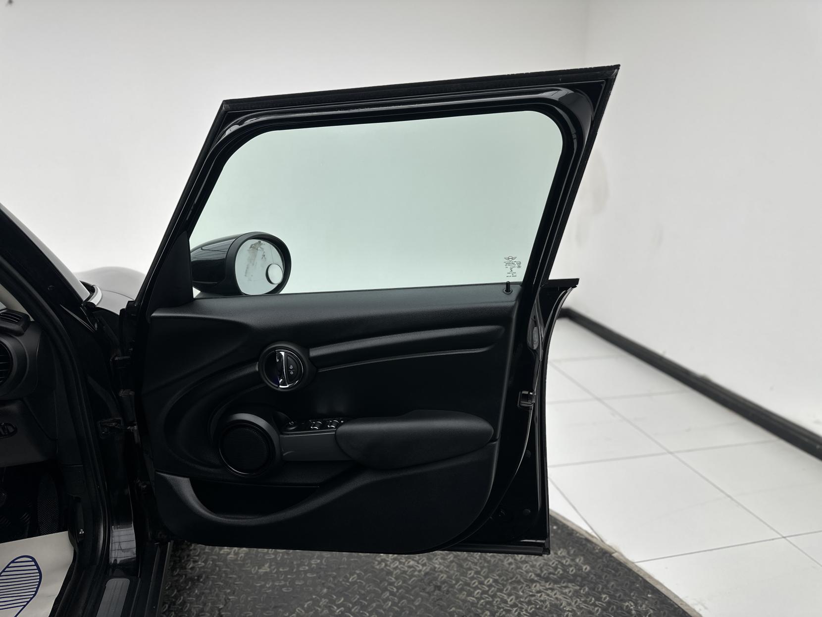 MINI Hatch 1.5 Cooper Classic Hatchback 5dr Petrol Steptronic Euro 6 (s/s) (136 ps)