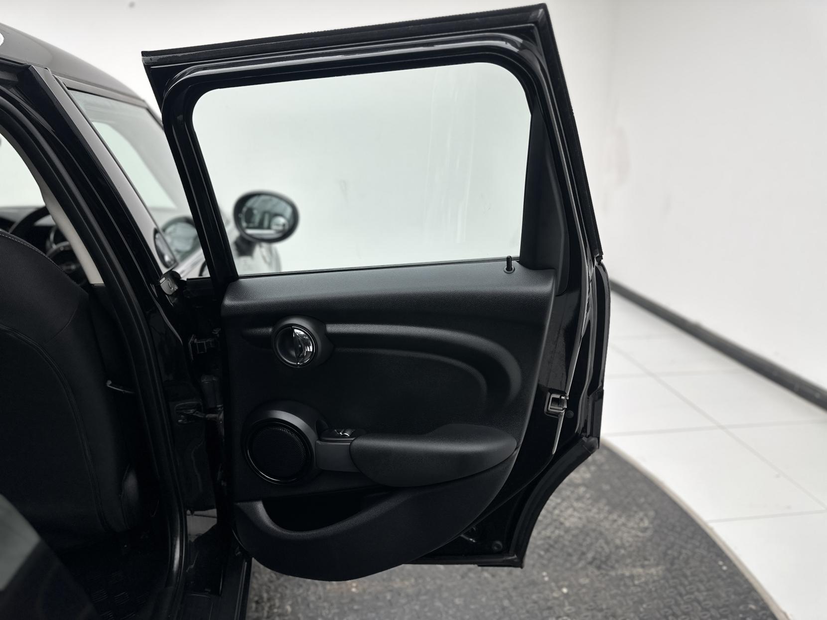 MINI Hatch 1.5 Cooper Classic Hatchback 5dr Petrol Steptronic Euro 6 (s/s) (136 ps)