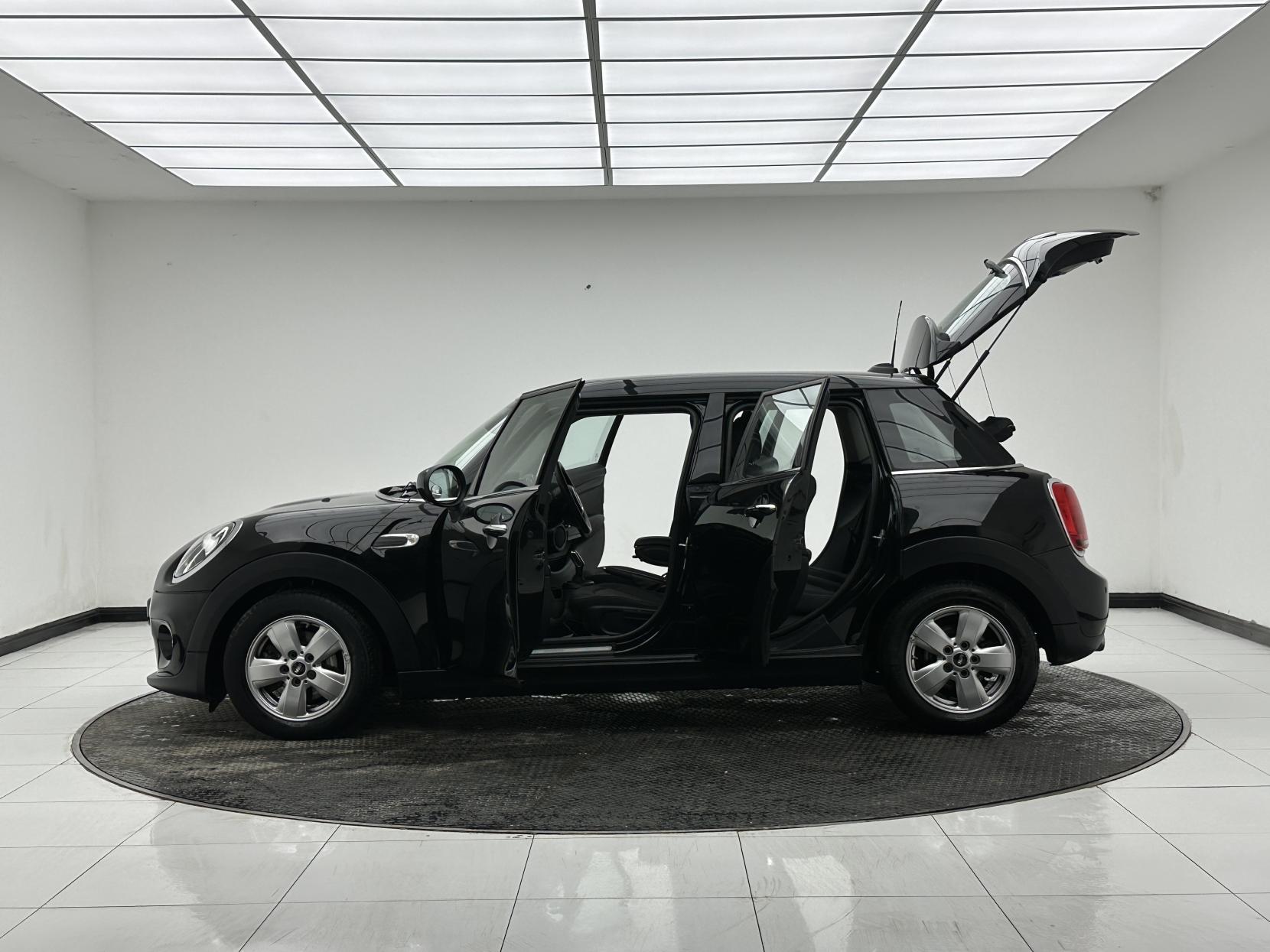 MINI Hatch 1.5 Cooper Classic Hatchback 5dr Petrol Steptronic Euro 6 (s/s) (136 ps)