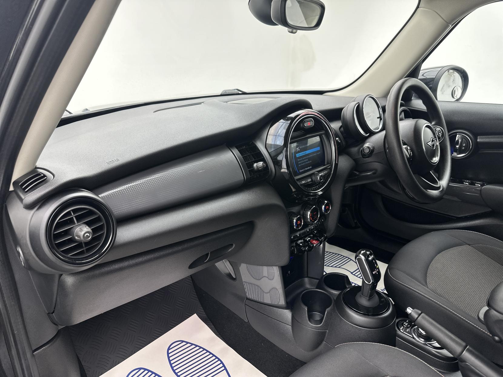 MINI Hatch 1.5 Cooper Classic Hatchback 5dr Petrol Steptronic Euro 6 (s/s) (136 ps)