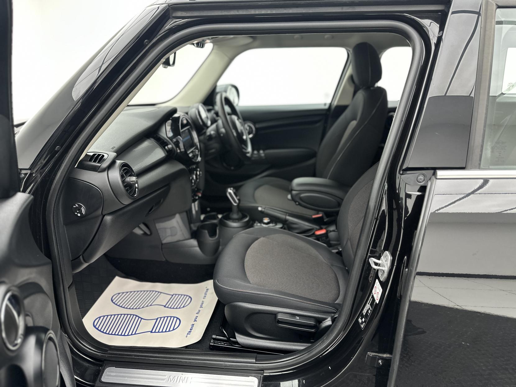 MINI Hatch 1.5 Cooper Classic Hatchback 5dr Petrol Steptronic Euro 6 (s/s) (136 ps)