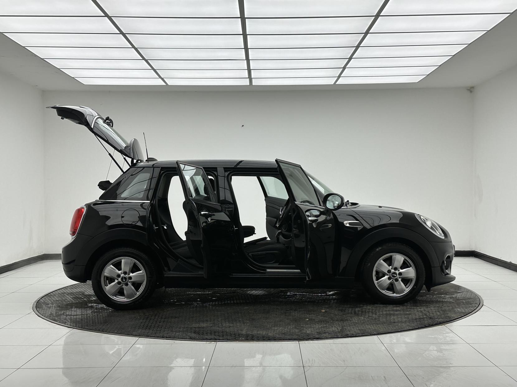 MINI Hatch 1.5 Cooper Classic Hatchback 5dr Petrol Steptronic Euro 6 (s/s) (136 ps)