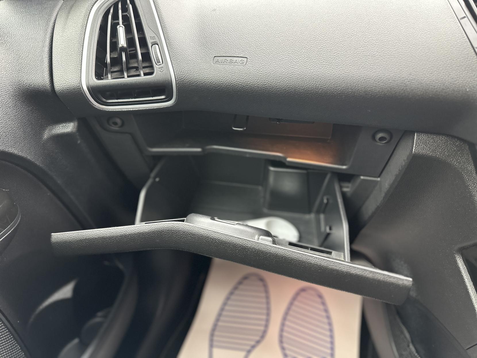 Ford B-Max 1.6 Titanium Navigator MPV 5dr Petrol Powershift Euro 6 (105 ps)