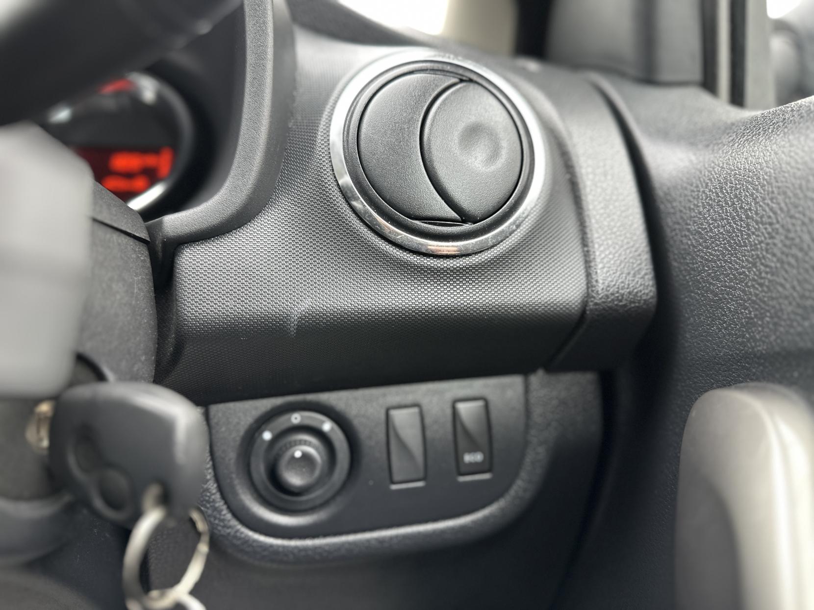 Dacia Sandero 0.9 TCe Laureate Hatchback 5dr Petrol Manual Euro 5 (90 ps)