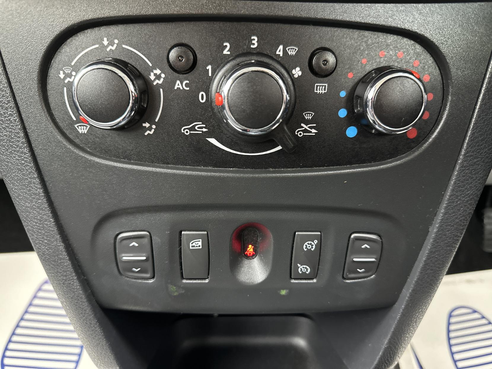 Dacia Sandero 0.9 TCe Laureate Hatchback 5dr Petrol Manual Euro 5 (90 ps)