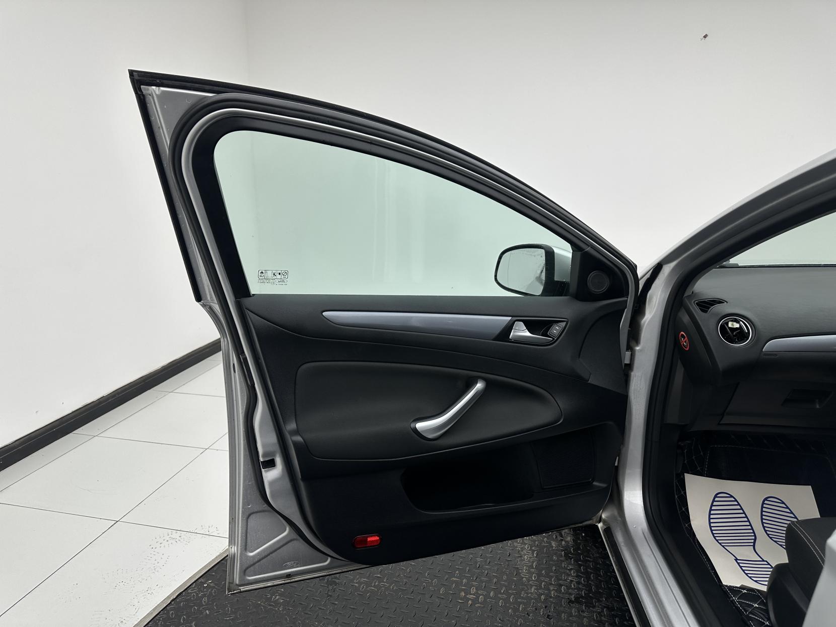 Ford Mondeo 2.0 TDCi Zetec Estate 5dr Diesel Manual Euro 5 (163 ps)