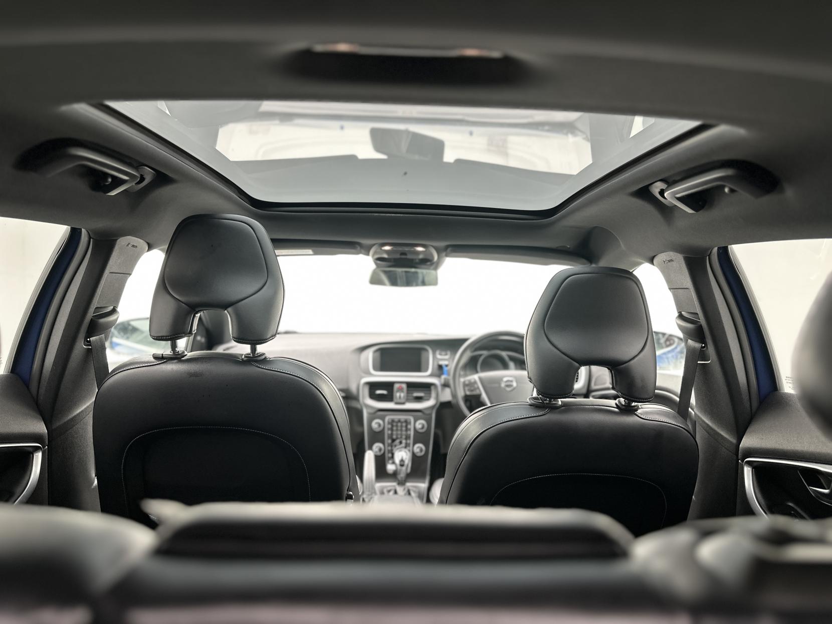 Volvo V40 2.0 D4 R-Design Pro Hatchback 5dr Diesel Auto Euro 6 (s/s) (190 ps)