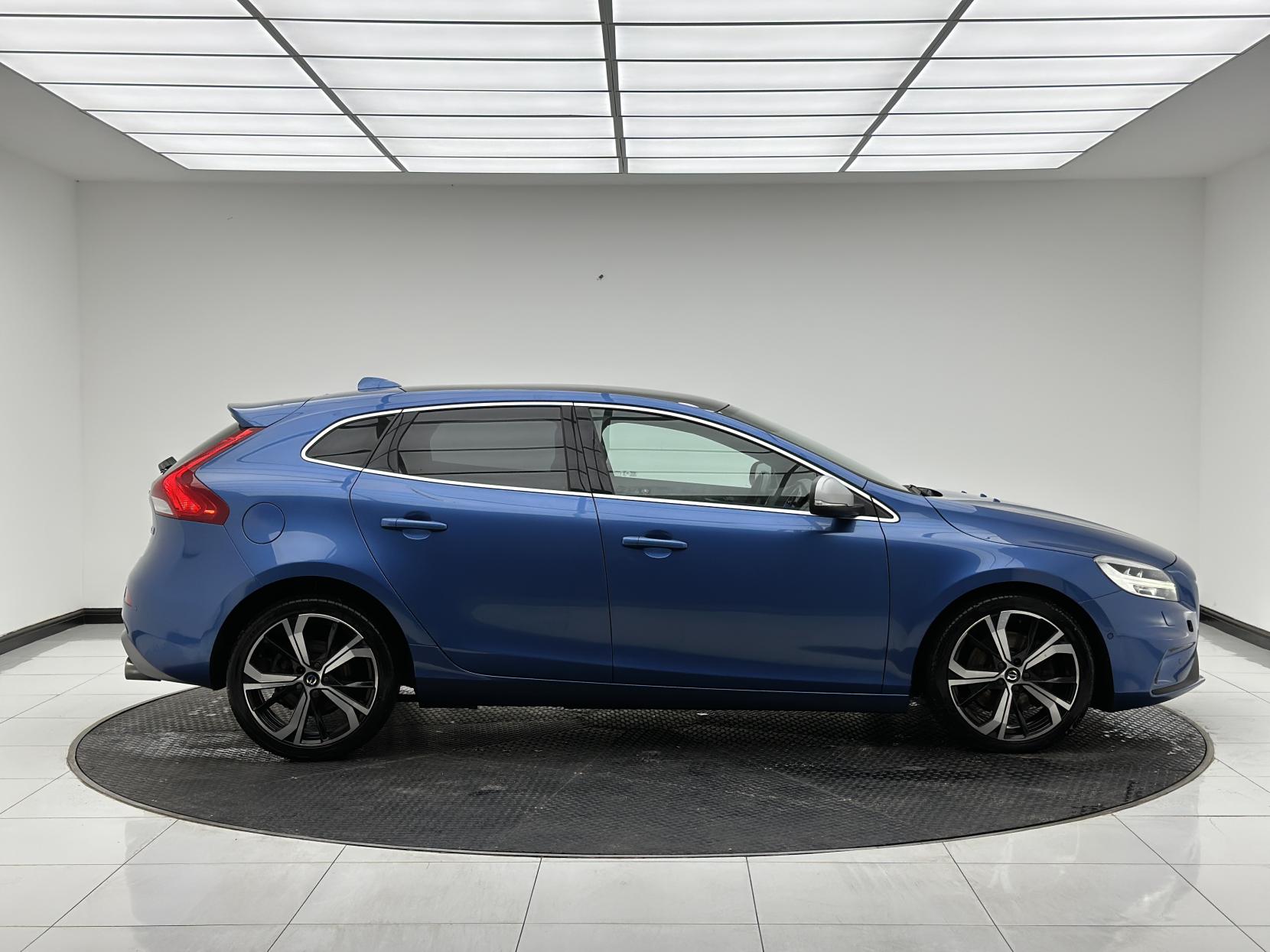 Volvo V40 2.0 D4 R-Design Pro Hatchback 5dr Diesel Auto Euro 6 (s/s) (190 ps)