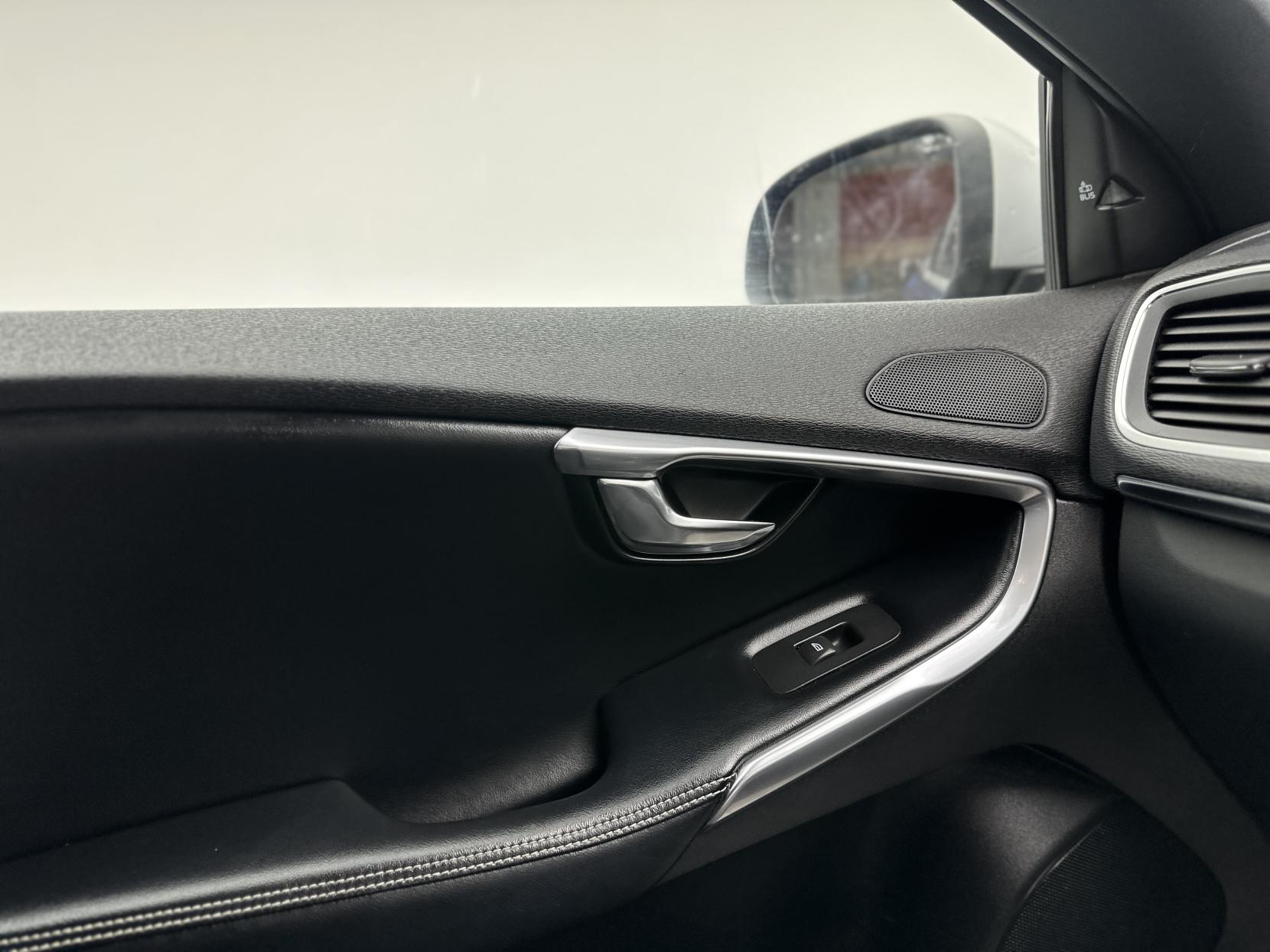 Volvo V40 2.0 D4 R-Design Pro Hatchback 5dr Diesel Auto Euro 6 (s/s) (190 ps)