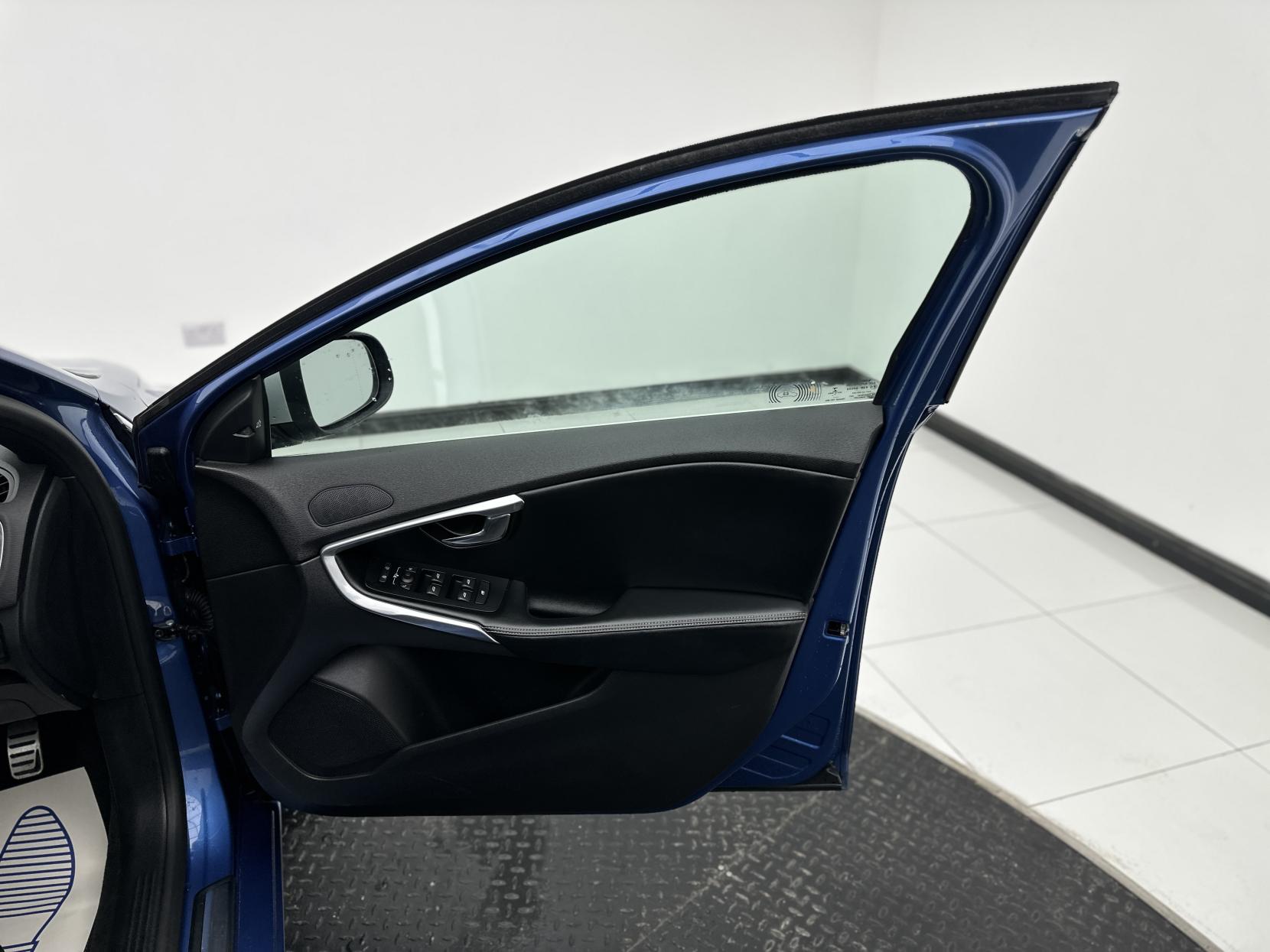 Volvo V40 2.0 D4 R-Design Pro Hatchback 5dr Diesel Auto Euro 6 (s/s) (190 ps)