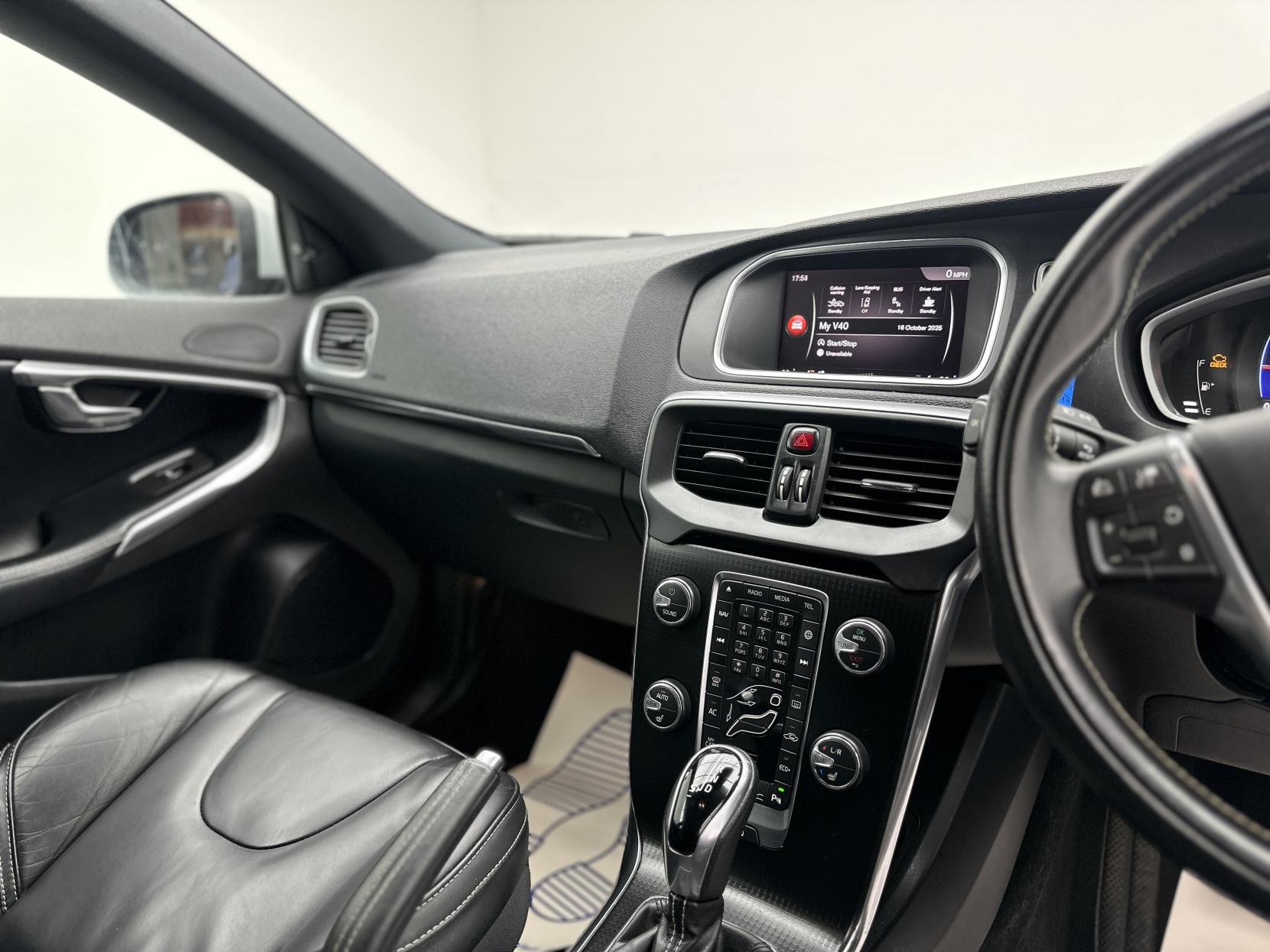 Volvo V40 2.0 D4 R-Design Pro Hatchback 5dr Diesel Auto Euro 6 (s/s) (190 ps)