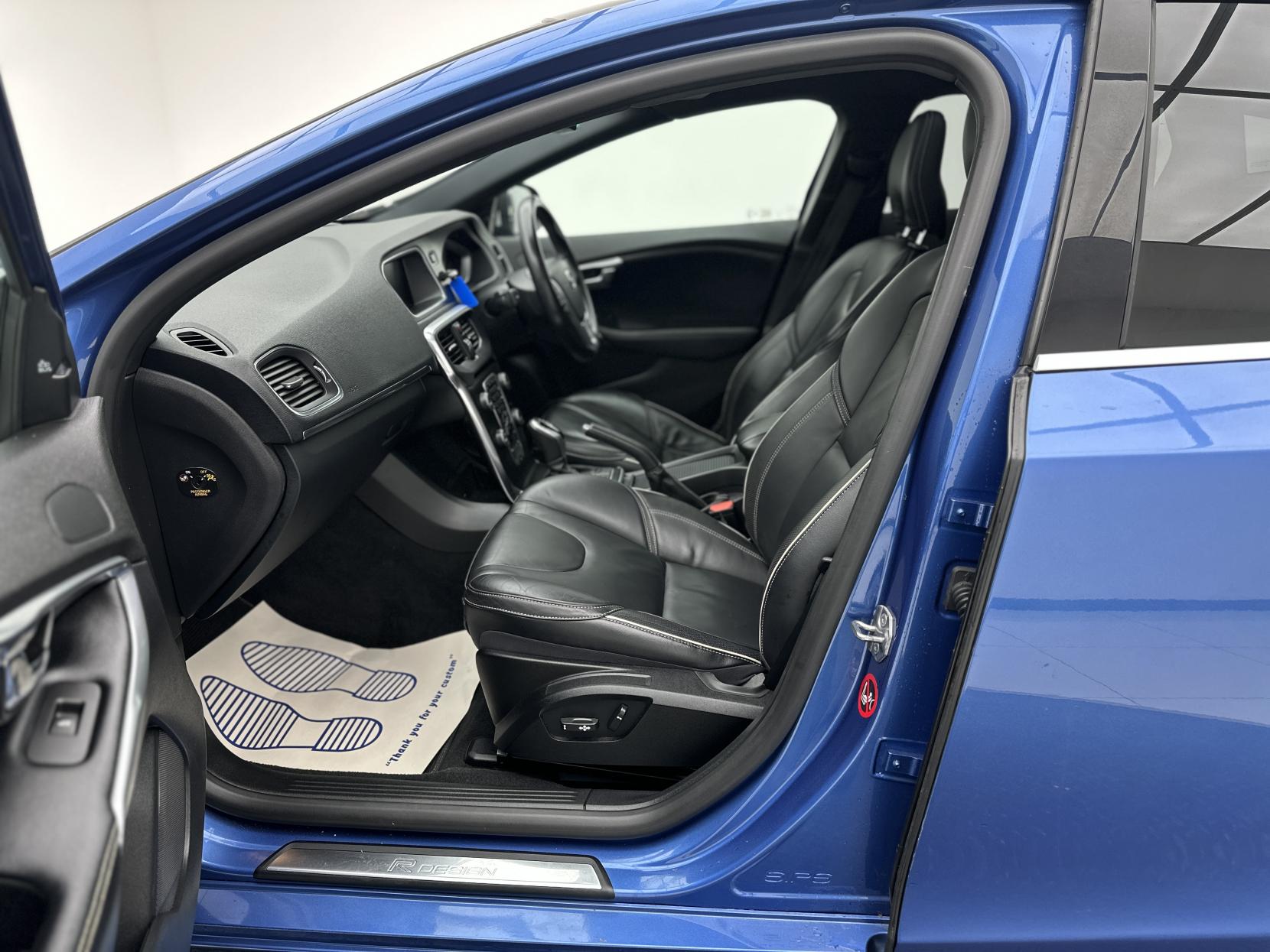 Volvo V40 2.0 D4 R-Design Pro Hatchback 5dr Diesel Auto Euro 6 (s/s) (190 ps)