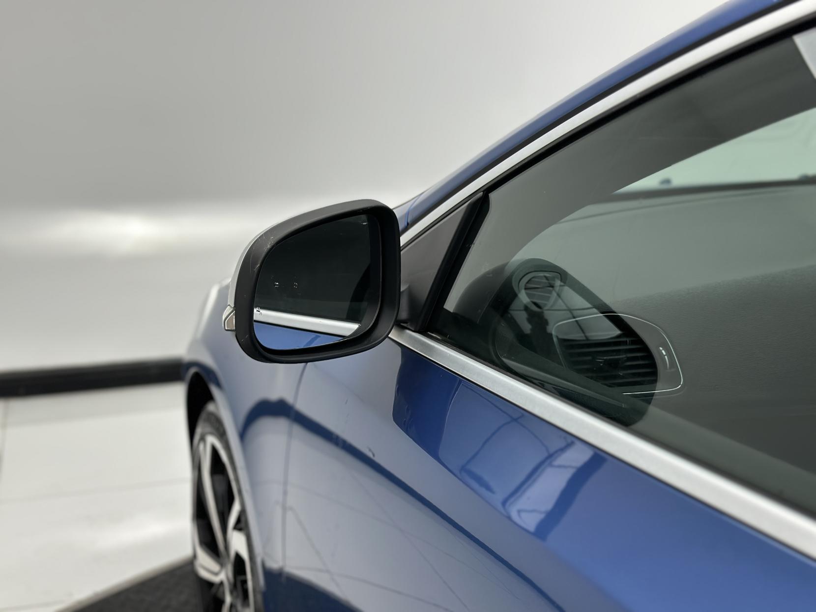 Volvo V40 2.0 D4 R-Design Pro Hatchback 5dr Diesel Auto Euro 6 (s/s) (190 ps)