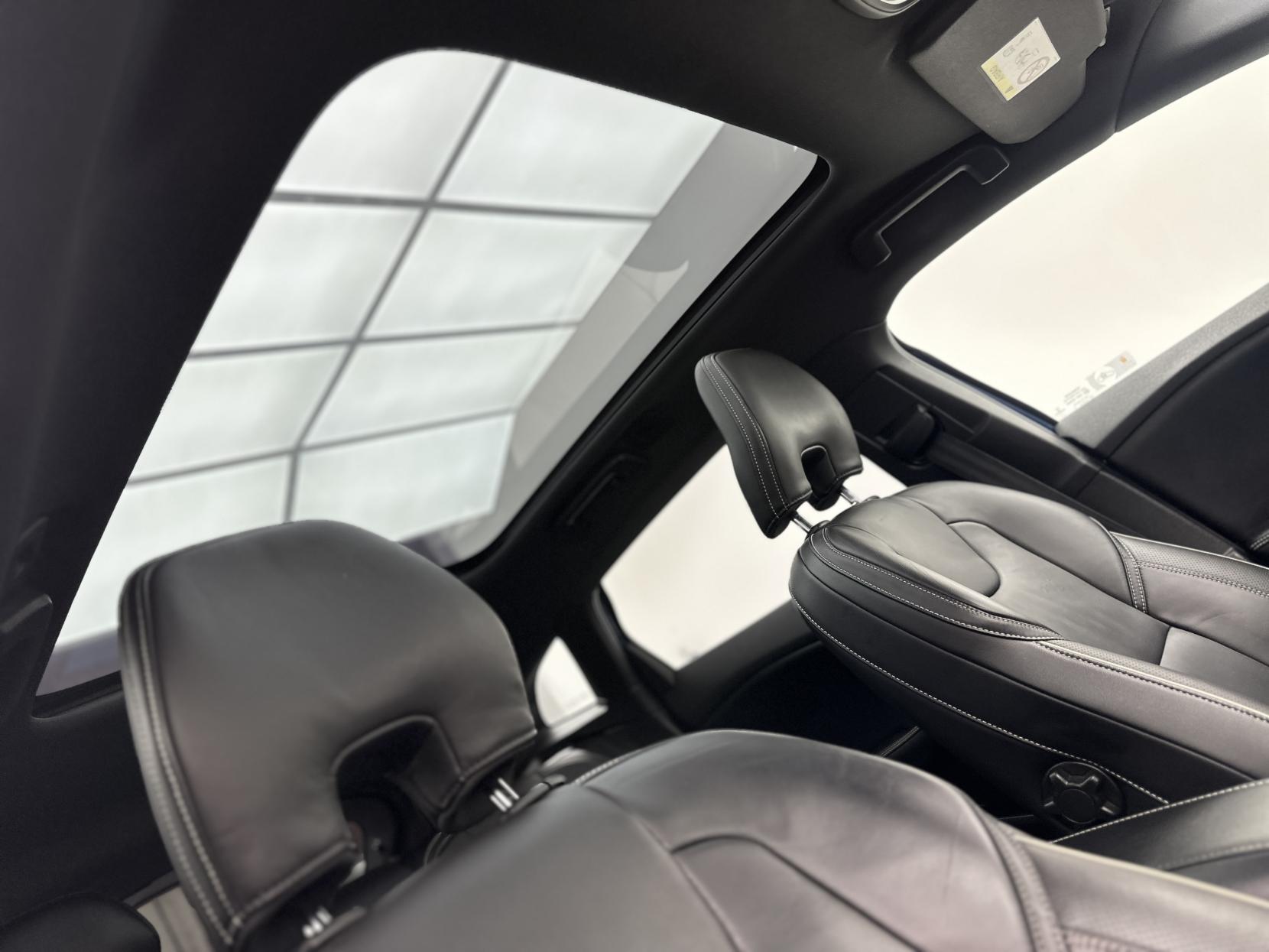 Volvo V40 2.0 D4 R-Design Pro Hatchback 5dr Diesel Auto Euro 6 (s/s) (190 ps)