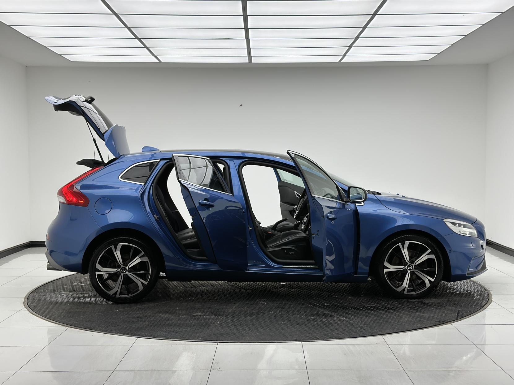 Volvo V40 2.0 D4 R-Design Pro Hatchback 5dr Diesel Auto Euro 6 (s/s) (190 ps)