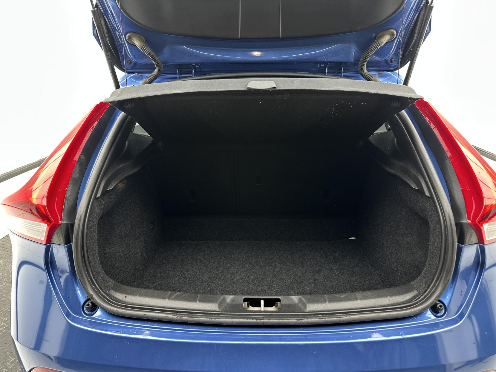 Volvo V40 2.0 D4 R-Design Pro Hatchback 5dr Diesel Auto Euro 6 (s/s) (190 ps)