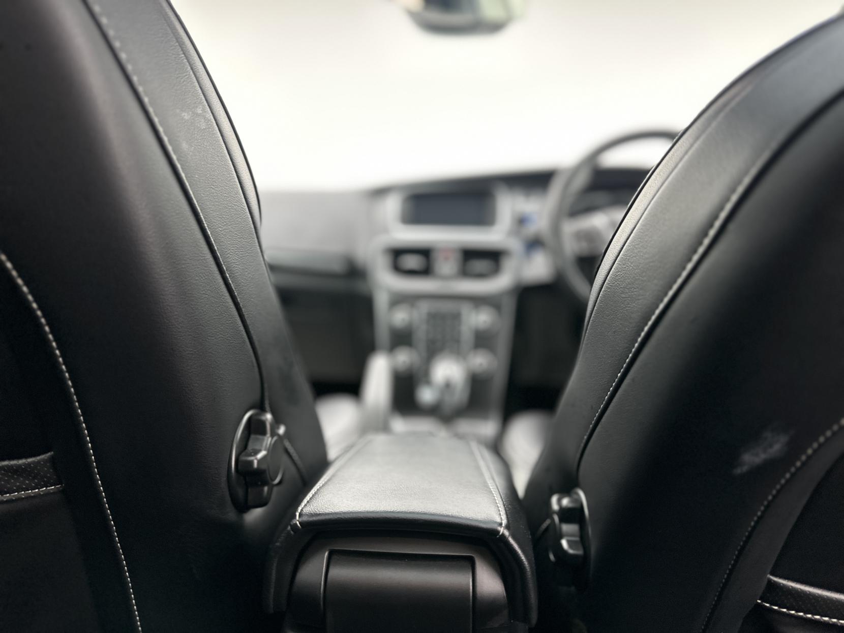 Volvo V40 2.0 D4 R-Design Pro Hatchback 5dr Diesel Auto Euro 6 (s/s) (190 ps)