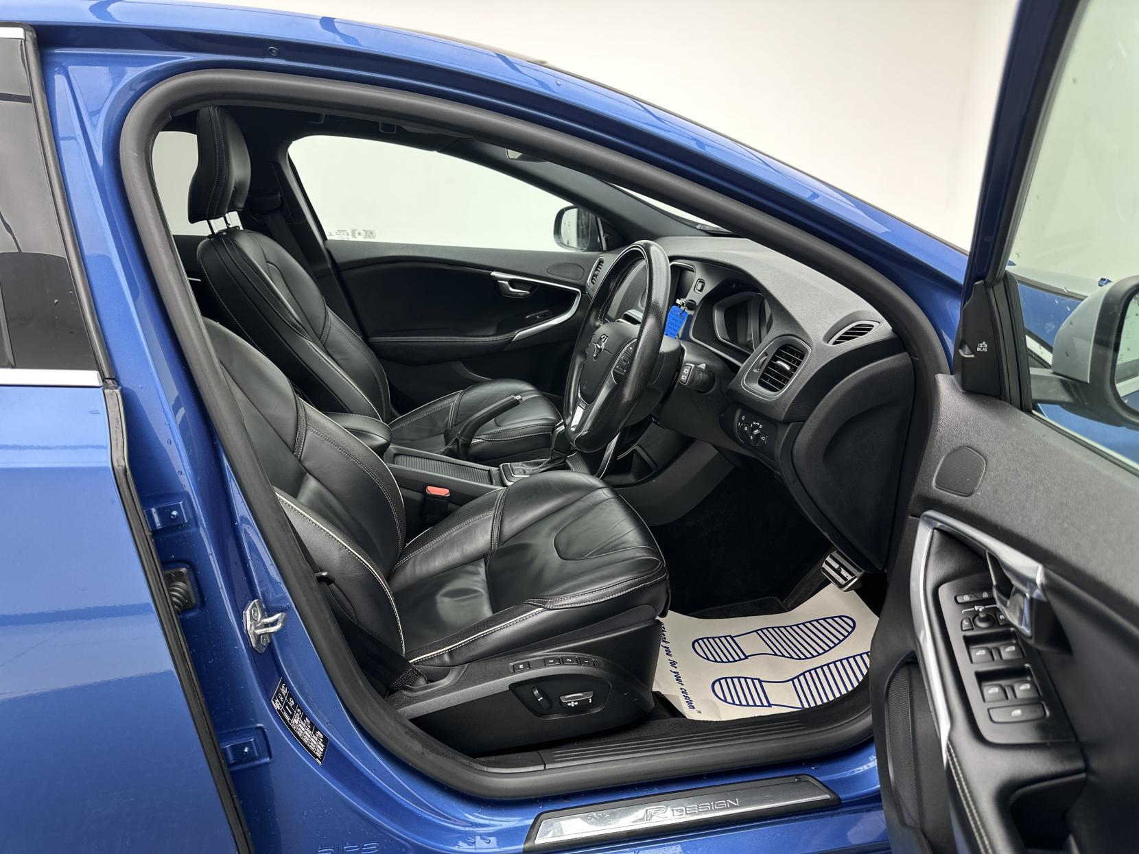 Volvo V40 2.0 D4 R-Design Pro Hatchback 5dr Diesel Auto Euro 6 (s/s) (190 ps)