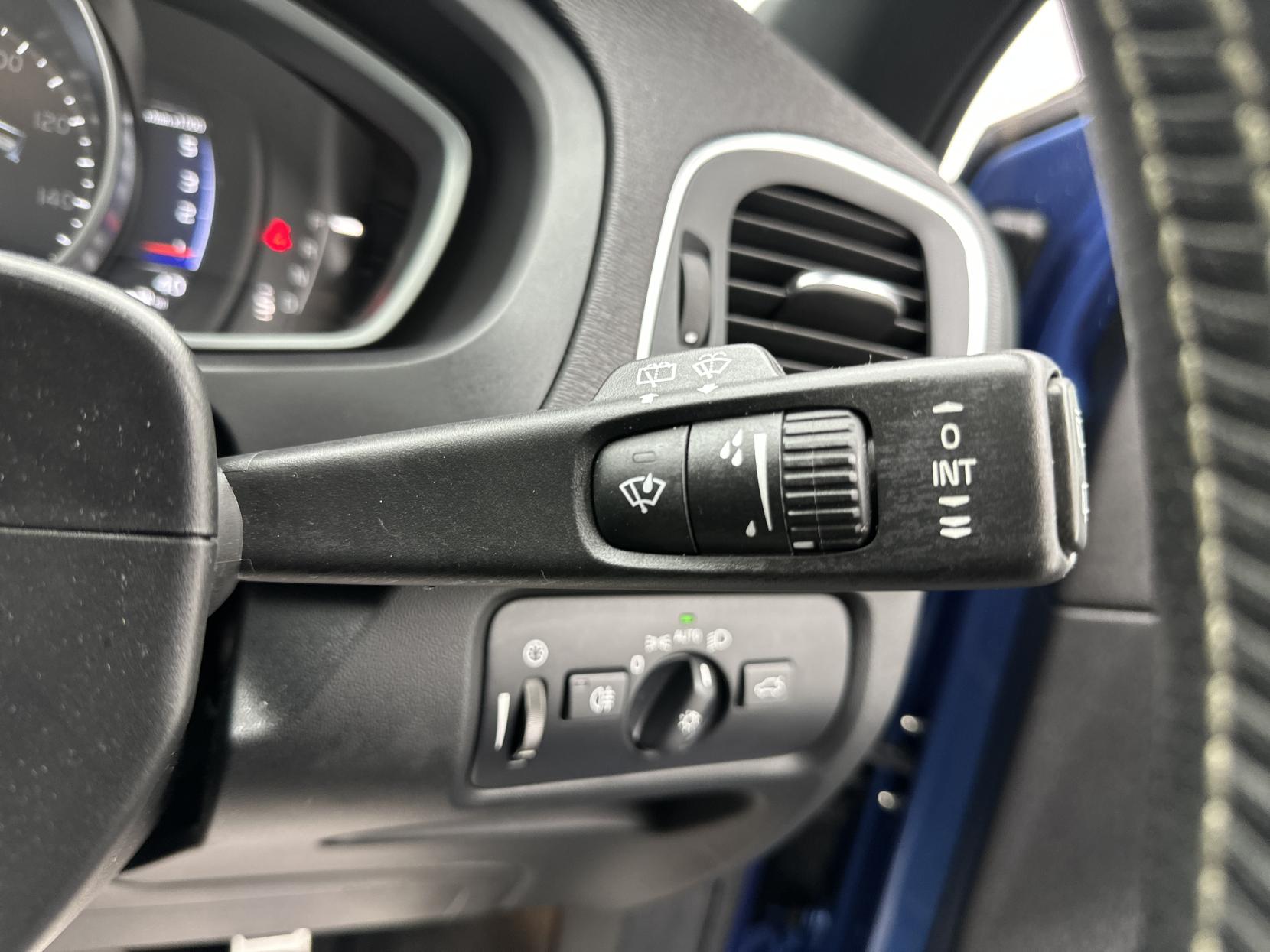 Volvo V40 2.0 D4 R-Design Pro Hatchback 5dr Diesel Auto Euro 6 (s/s) (190 ps)