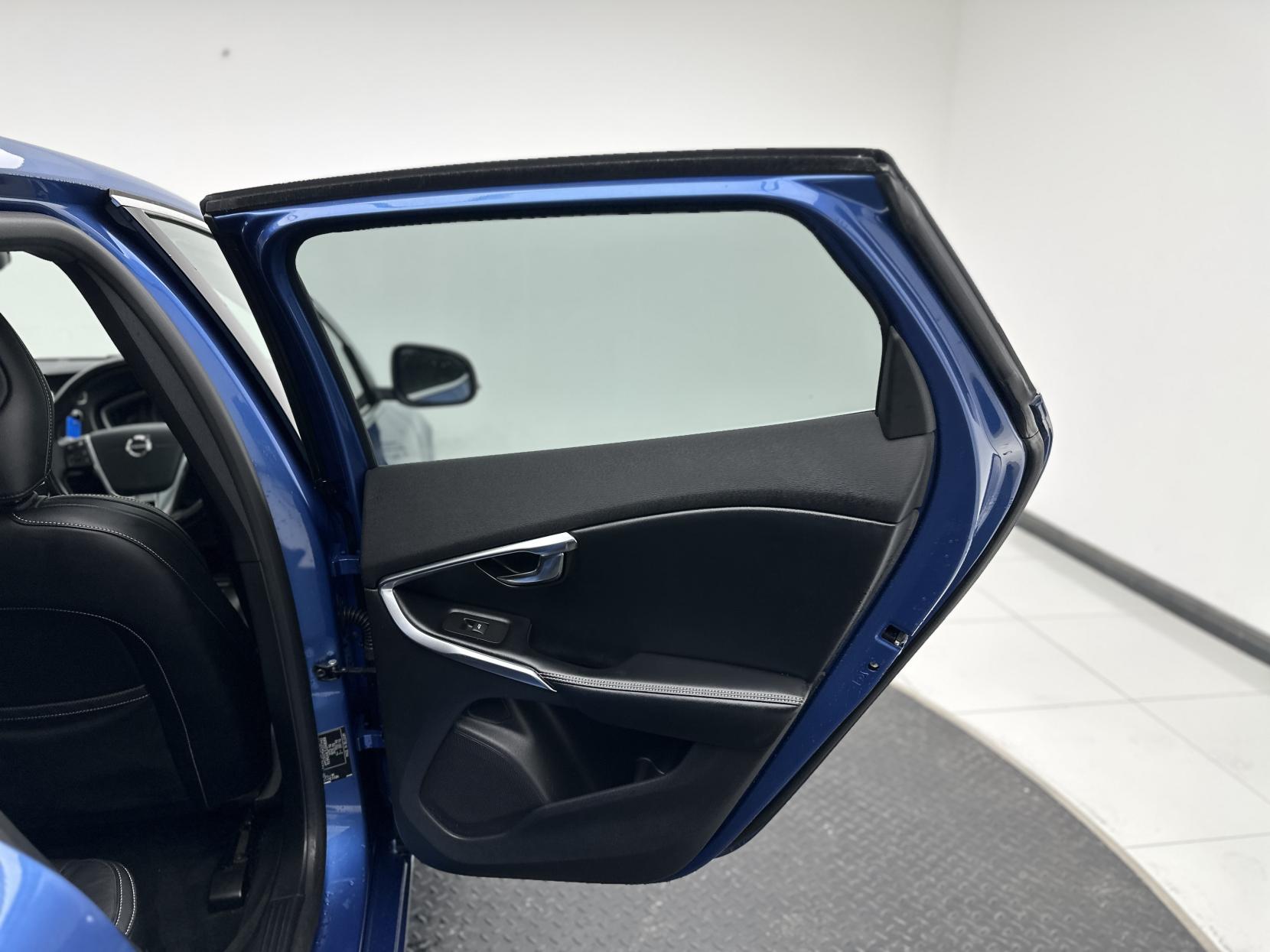 Volvo V40 2.0 D4 R-Design Pro Hatchback 5dr Diesel Auto Euro 6 (s/s) (190 ps)