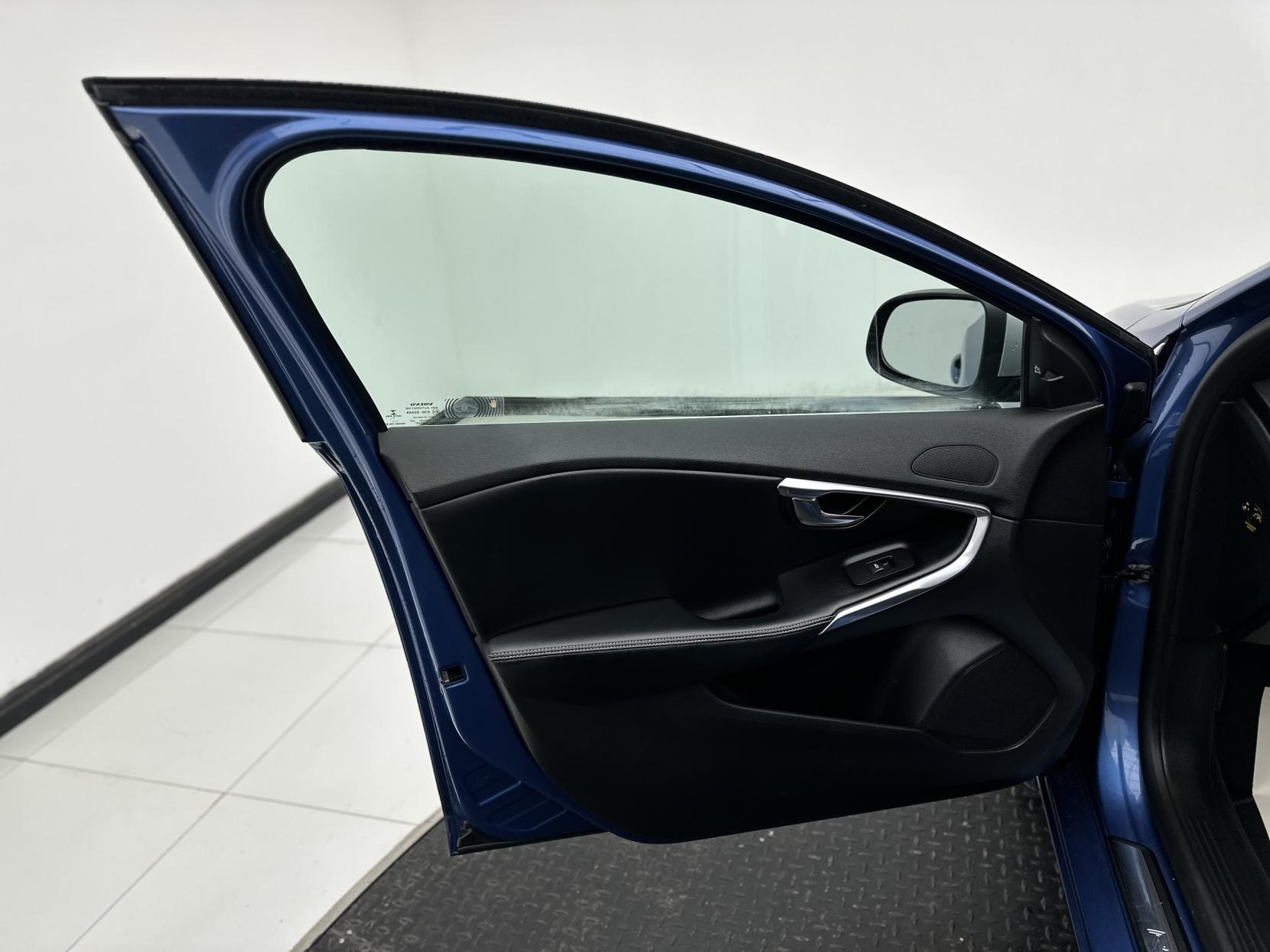 Volvo V40 2.0 D4 R-Design Pro Hatchback 5dr Diesel Auto Euro 6 (s/s) (190 ps)