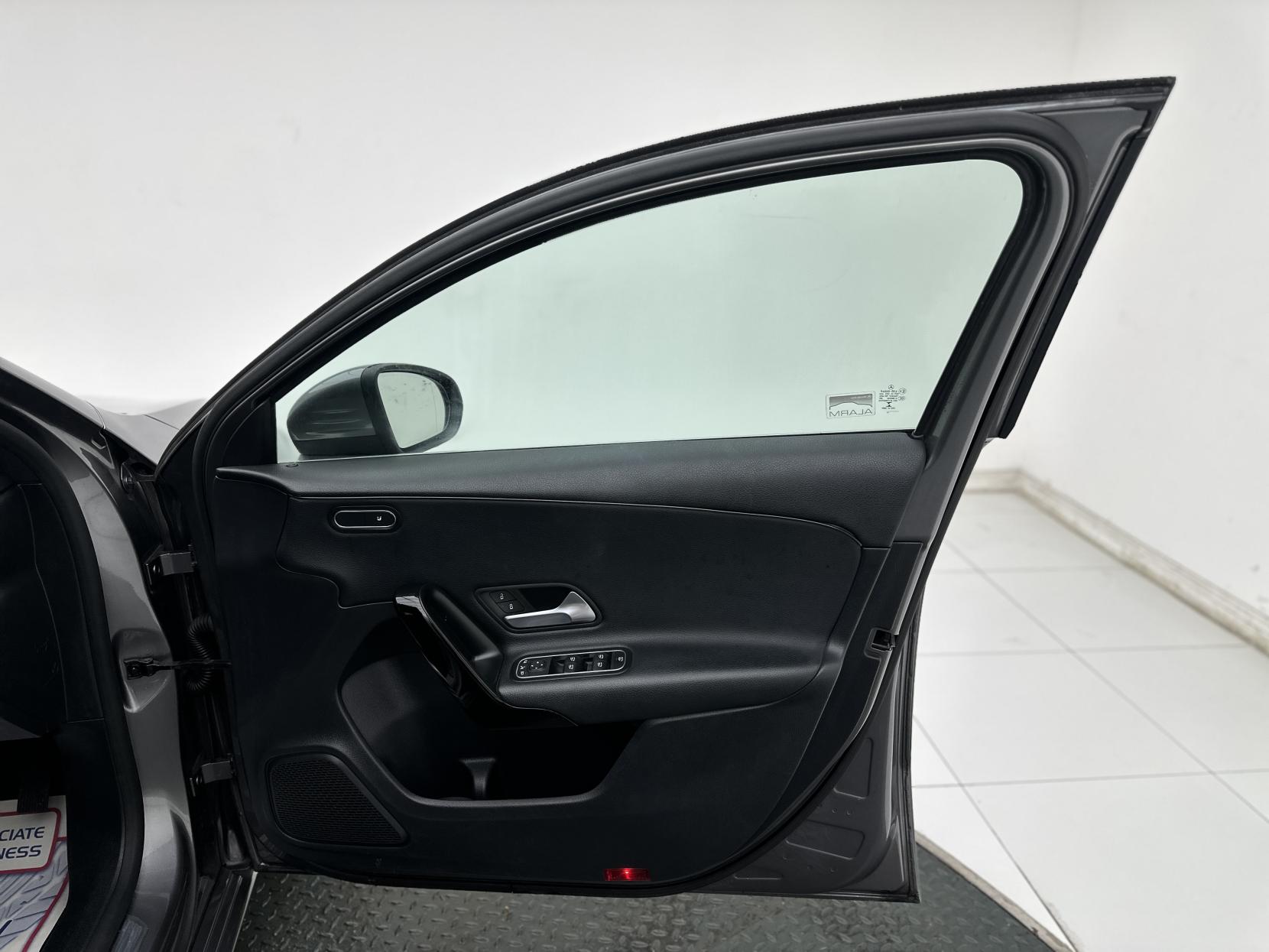 Mercedes-Benz A Class 1.3 A180 SE (Executive) Hatchback 5dr Petrol Manual Euro 6 (s/s) (136 ps)