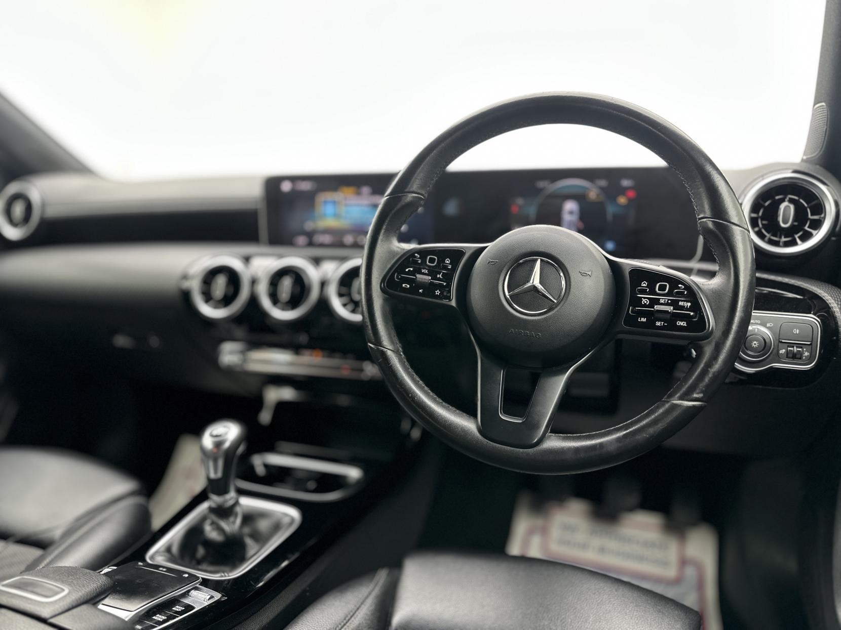 Mercedes-Benz A Class 1.3 A180 SE (Executive) Hatchback 5dr Petrol Manual Euro 6 (s/s) (136 ps)