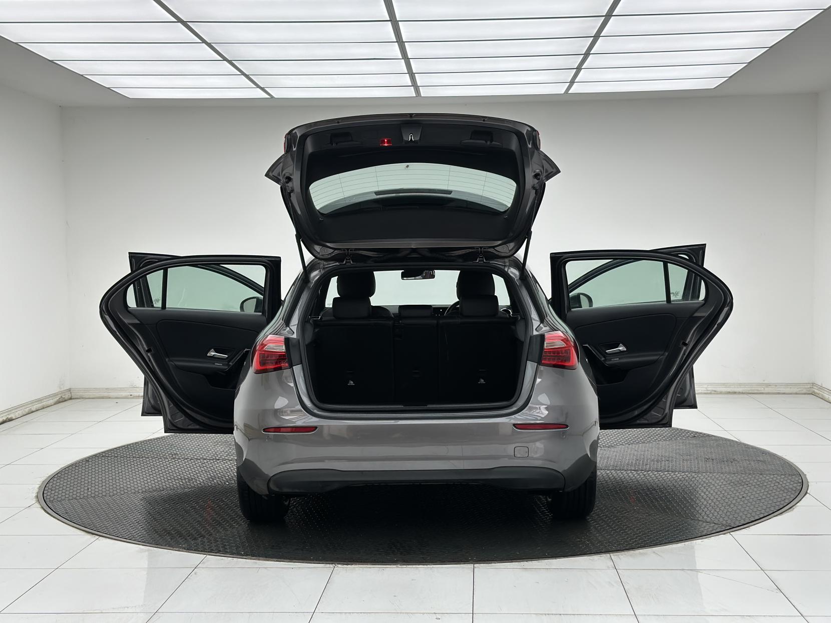 Mercedes-Benz A Class 1.3 A180 SE (Executive) Hatchback 5dr Petrol Manual Euro 6 (s/s) (136 ps)