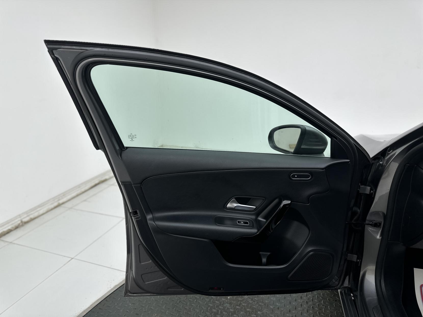 Mercedes-Benz A Class 1.3 A180 SE (Executive) Hatchback 5dr Petrol Manual Euro 6 (s/s) (136 ps)