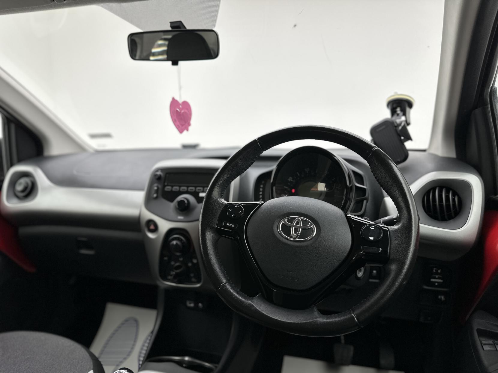 Toyota AYGO 1.0 VVT-i x-play Hatchback 5dr Petrol x-shift Euro 6 (71 ps)
