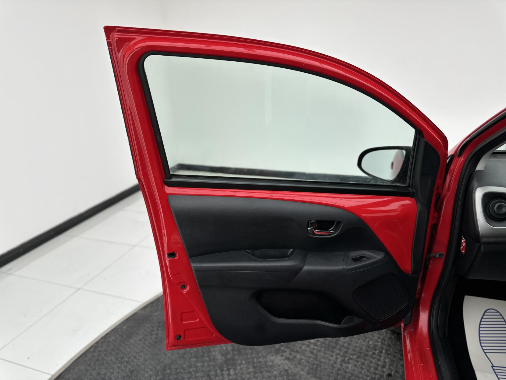 Toyota AYGO 1.0 VVT-i x-play Hatchback 5dr Petrol x-shift Euro 6 (71 ps)