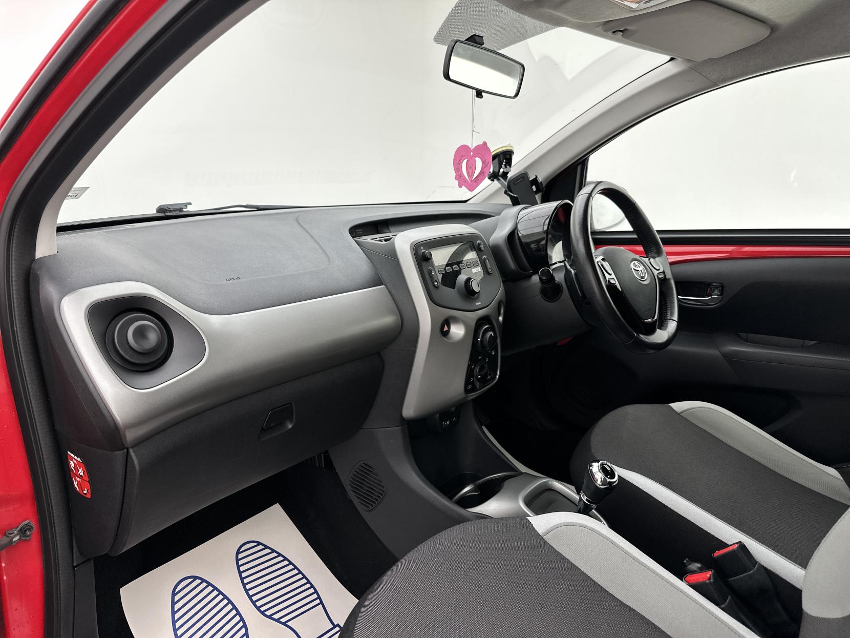 Toyota AYGO 1.0 VVT-i x-play Hatchback 5dr Petrol x-shift Euro 6 (71 ps)