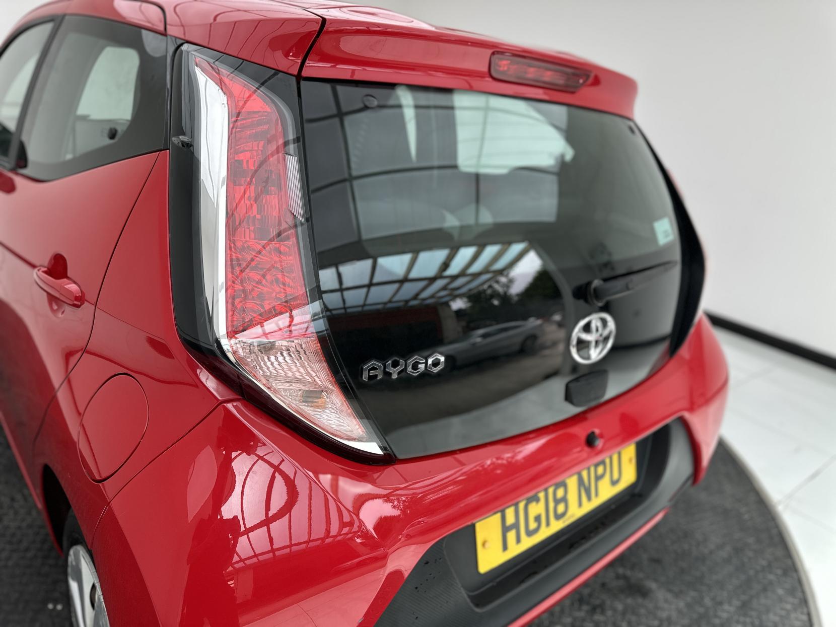 Toyota AYGO 1.0 VVT-i x-play Hatchback 5dr Petrol x-shift Euro 6 (71 ps)