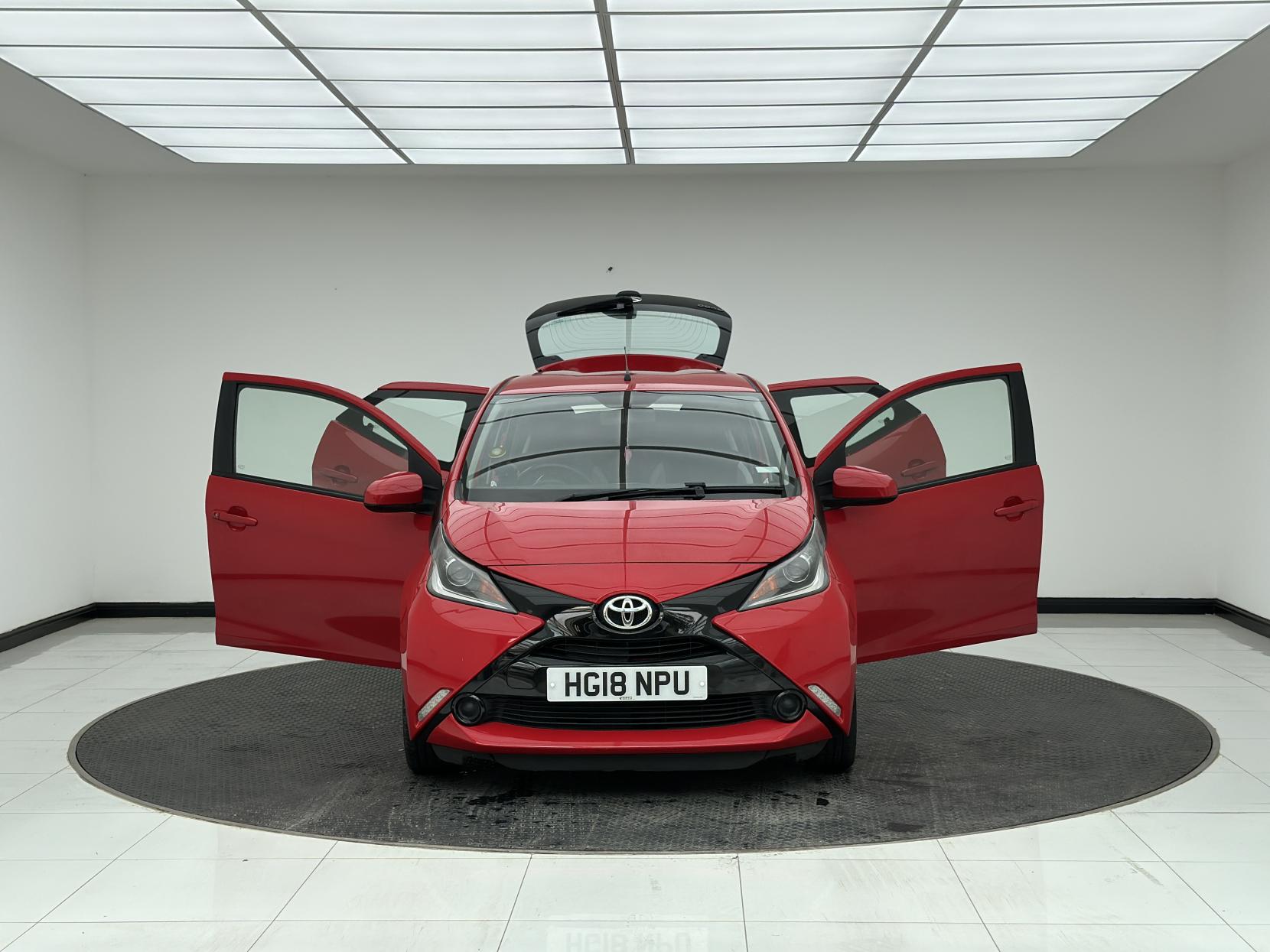 Toyota AYGO 1.0 VVT-i x-play Hatchback 5dr Petrol x-shift Euro 6 (71 ps)