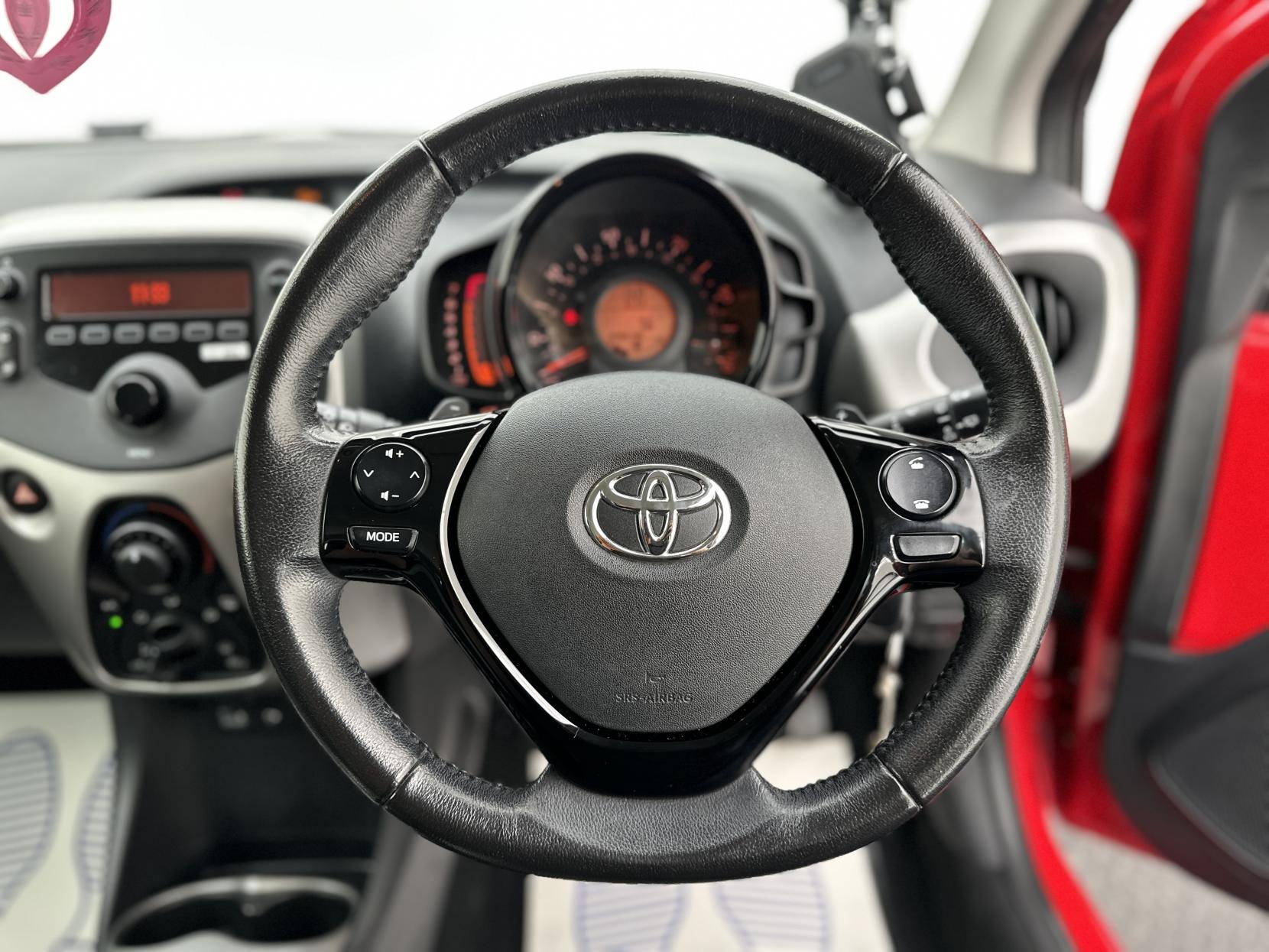 Toyota AYGO 1.0 VVT-i x-play Hatchback 5dr Petrol x-shift Euro 6 (71 ps)