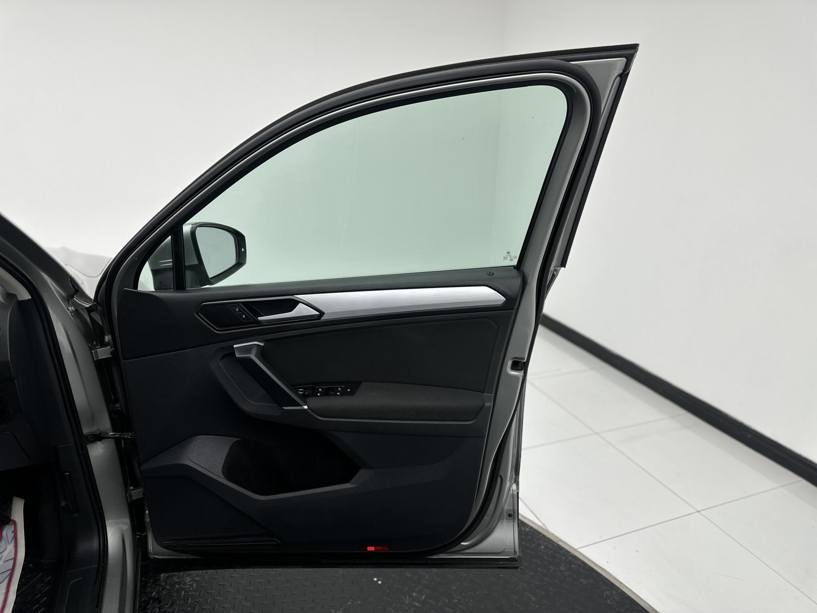 Volkswagen Tiguan 2.0 TDI BlueMotion Tech SE Navigation SUV 5dr Diesel DSG 4Motion Euro 6 (s/s) (150 ps)