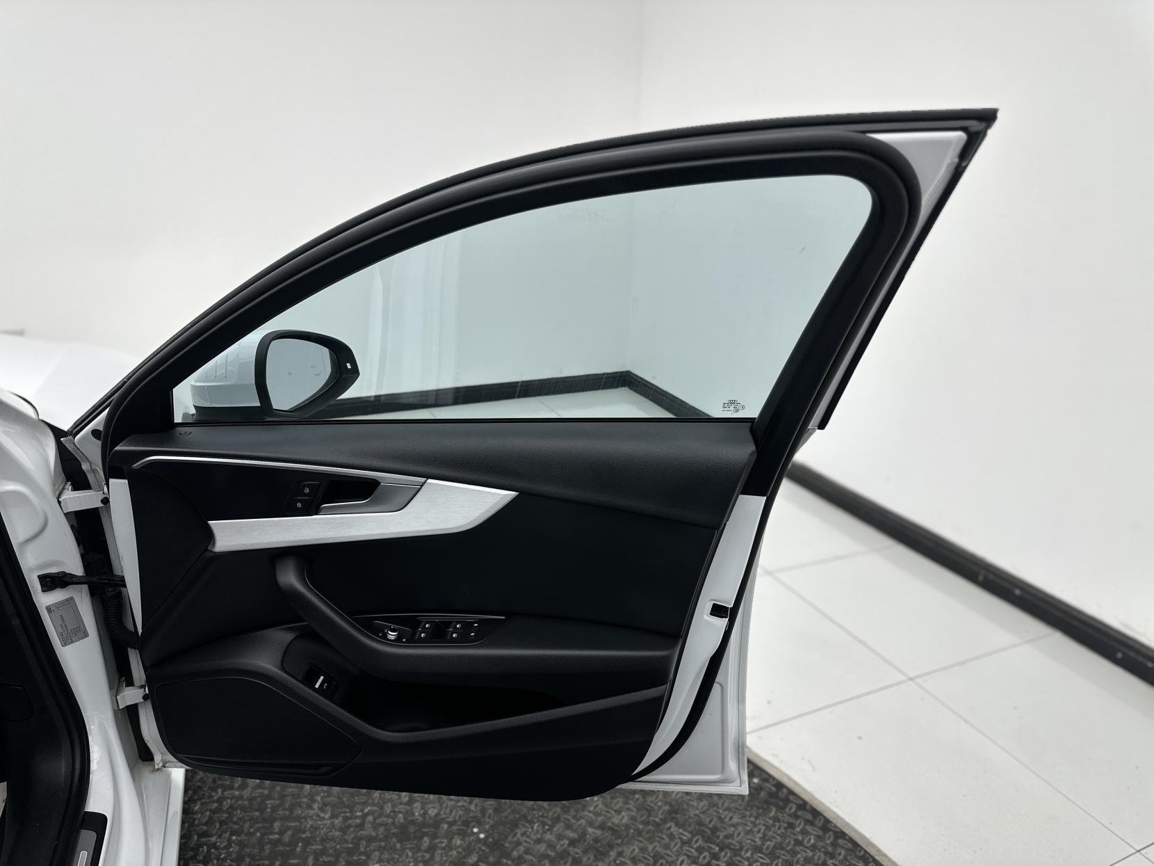 Audi A4 Avant 2.0 TDI ultra S line Estate 5dr Diesel S Tronic Euro 6 (s/s) (190 ps)