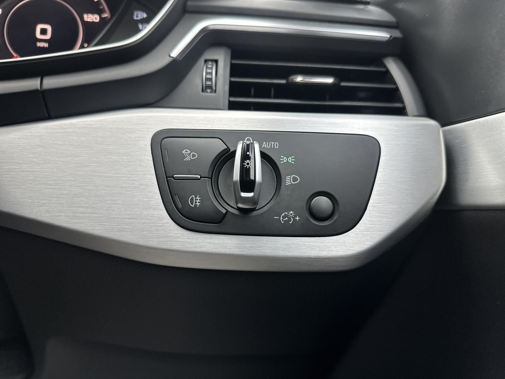 Audi A4 Avant 2.0 TDI ultra S line Estate 5dr Diesel S Tronic Euro 6 (s/s) (190 ps)