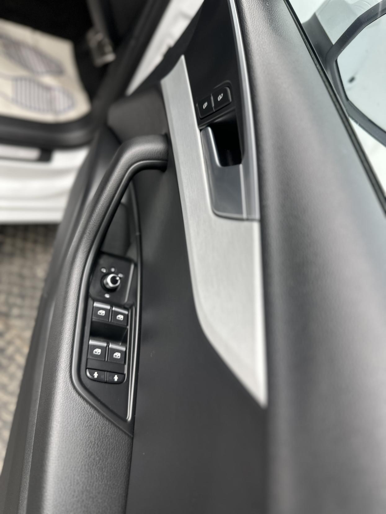 Audi A4 Avant 2.0 TDI ultra S line Estate 5dr Diesel S Tronic Euro 6 (s/s) (190 ps)