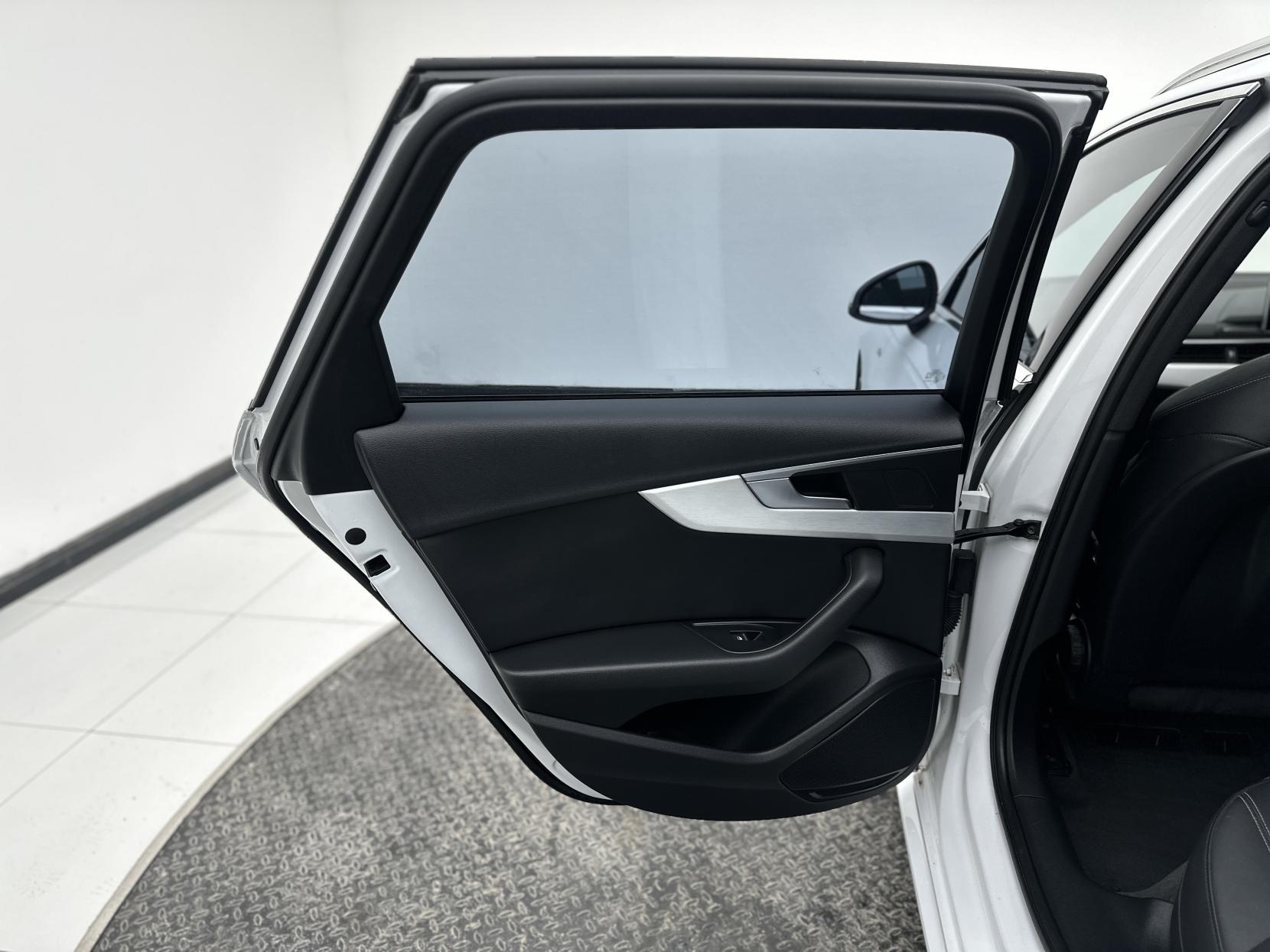 Audi A4 Avant 2.0 TDI ultra S line Estate 5dr Diesel S Tronic Euro 6 (s/s) (190 ps)