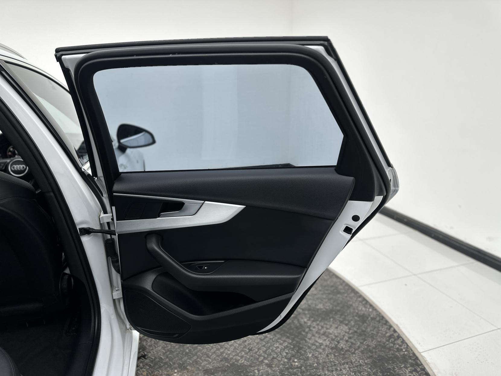 Audi A4 Avant 2.0 TDI ultra S line Estate 5dr Diesel S Tronic Euro 6 (s/s) (190 ps)