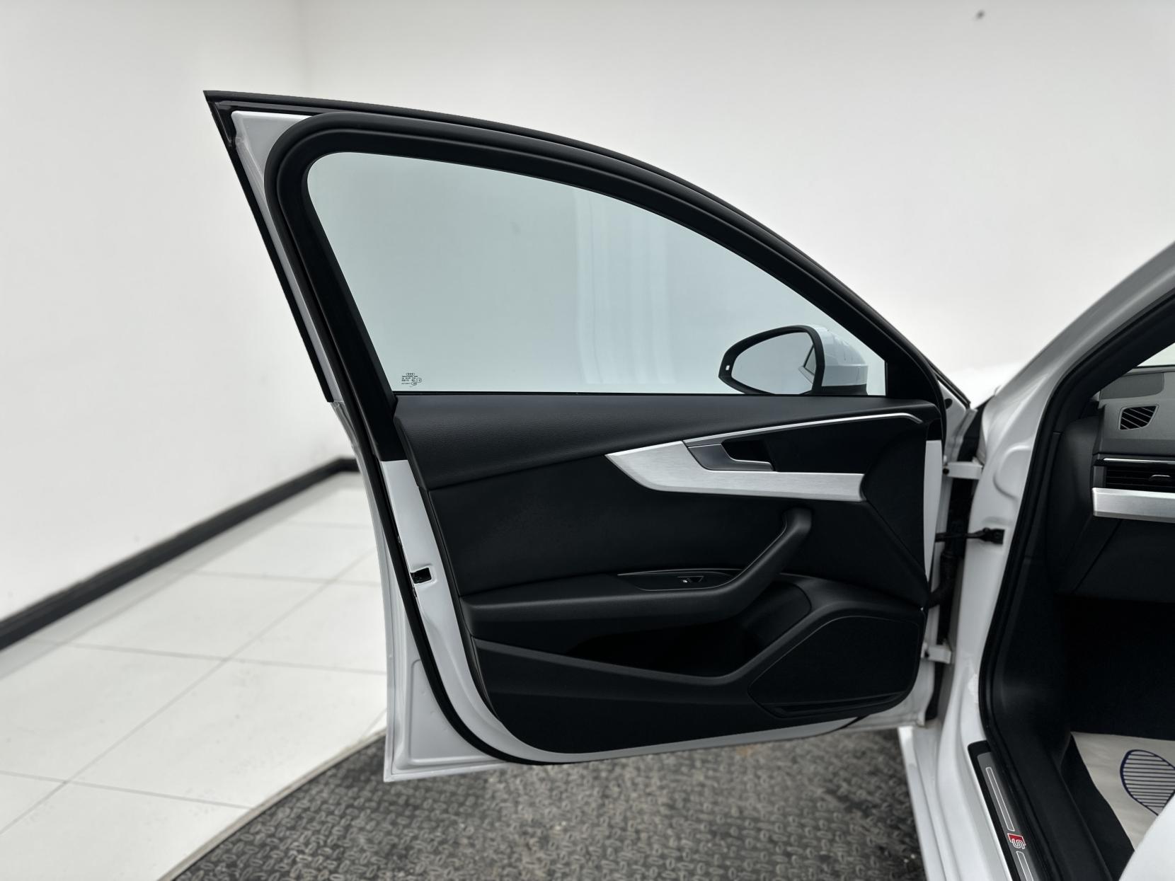 Audi A4 Avant 2.0 TDI ultra S line Estate 5dr Diesel S Tronic Euro 6 (s/s) (190 ps)