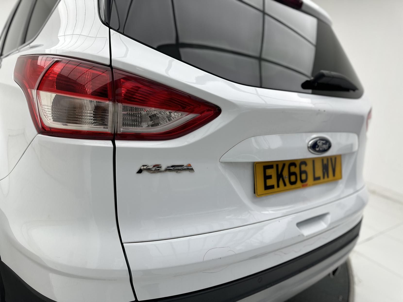 Ford Kuga 2.0 TDCi Titanium SUV 5dr Diesel Powershift AWD Euro 6 (s/s) (180 ps)