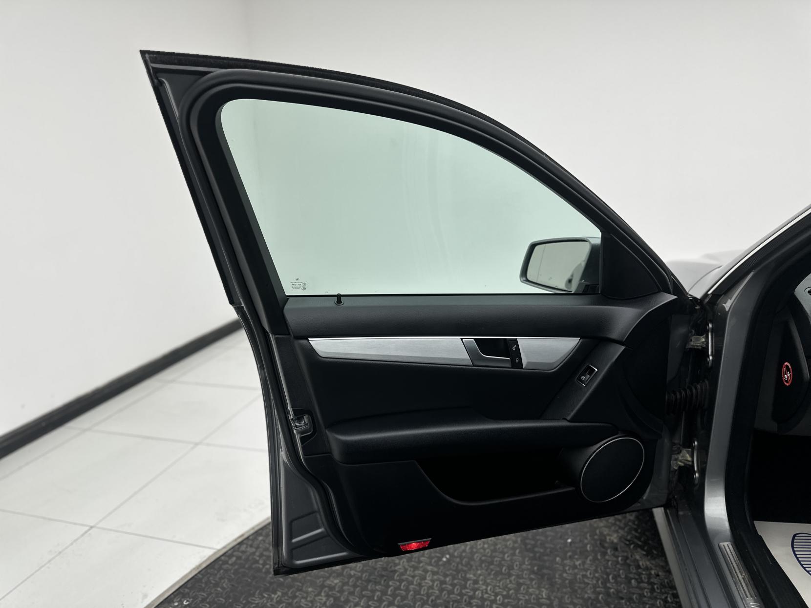 Mercedes-Benz C Class 2.1 C250 CDI BlueEfficiency Sport Saloon 4dr Diesel G-Tronic+ Euro 5 (s/s) (204 ps)