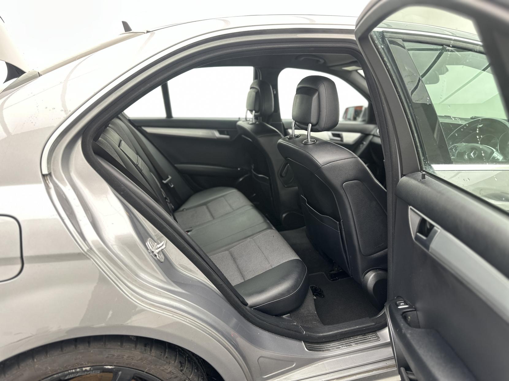 Mercedes-Benz C Class 2.1 C250 CDI BlueEfficiency Sport Saloon 4dr Diesel G-Tronic+ Euro 5 (s/s) (204 ps)