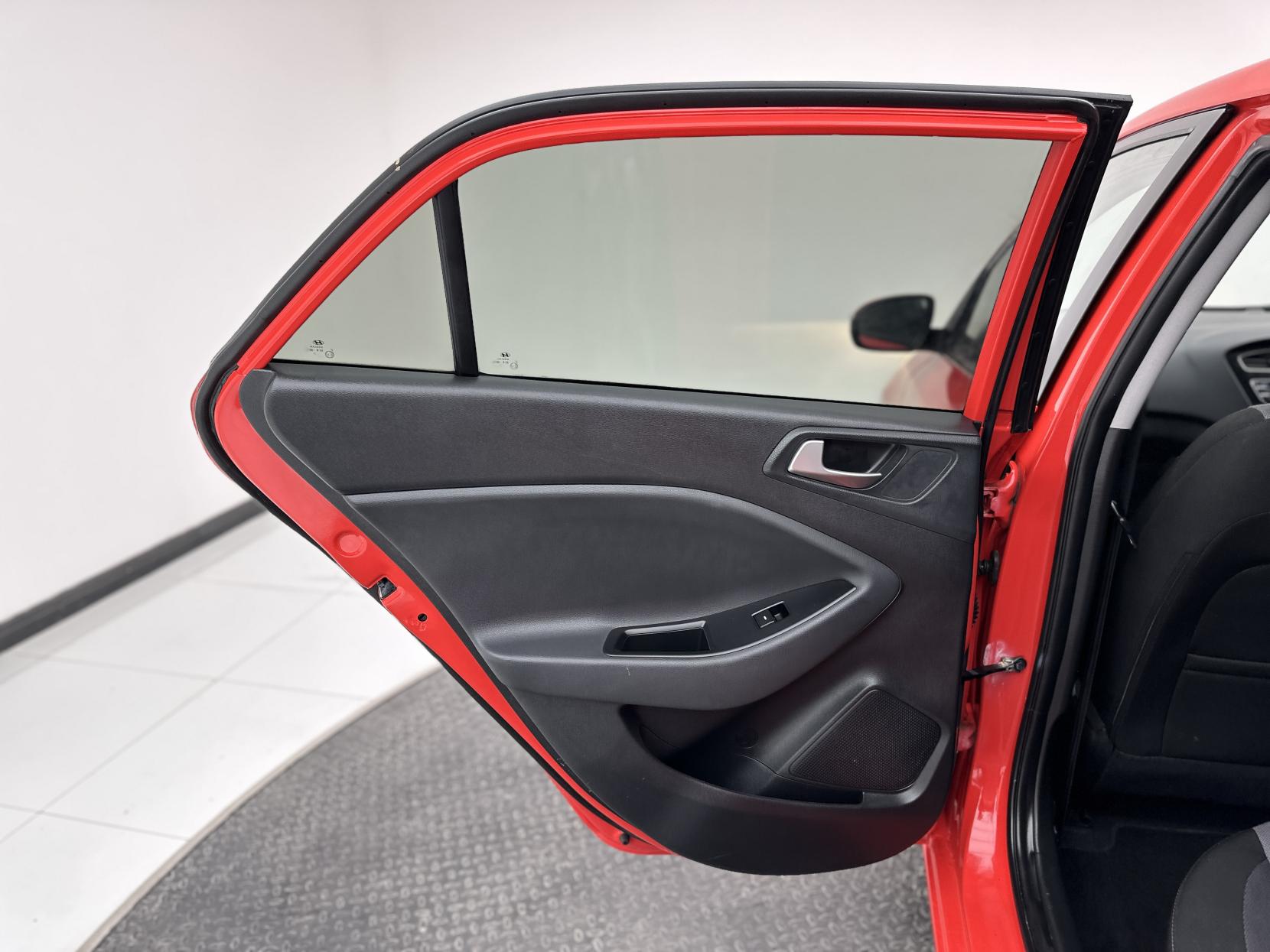 Hyundai i20 1.2 Premium Nav Hatchback 5dr Petrol Manual Euro 6 (s/s) (84 ps)