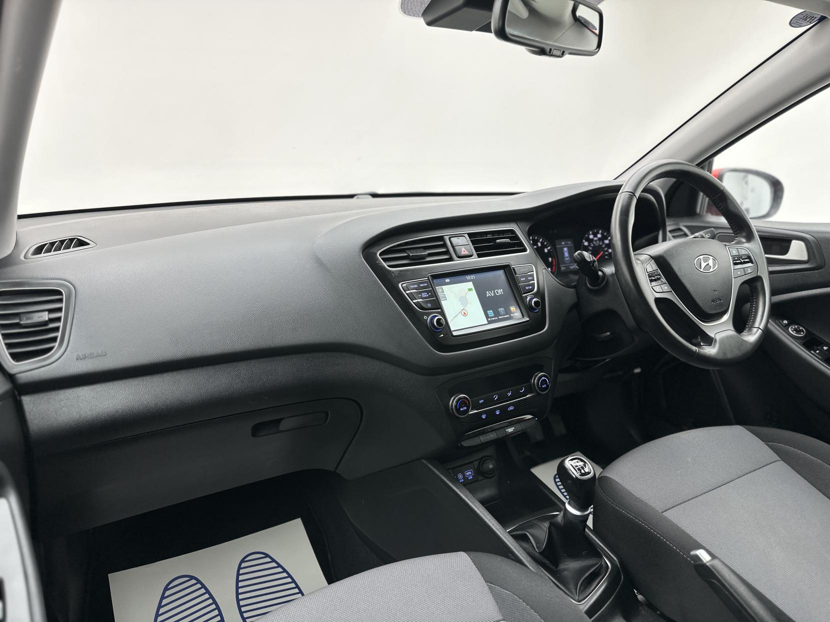 Hyundai i20 1.2 Premium Nav Hatchback 5dr Petrol Manual Euro 6 (s/s) (84 ps)