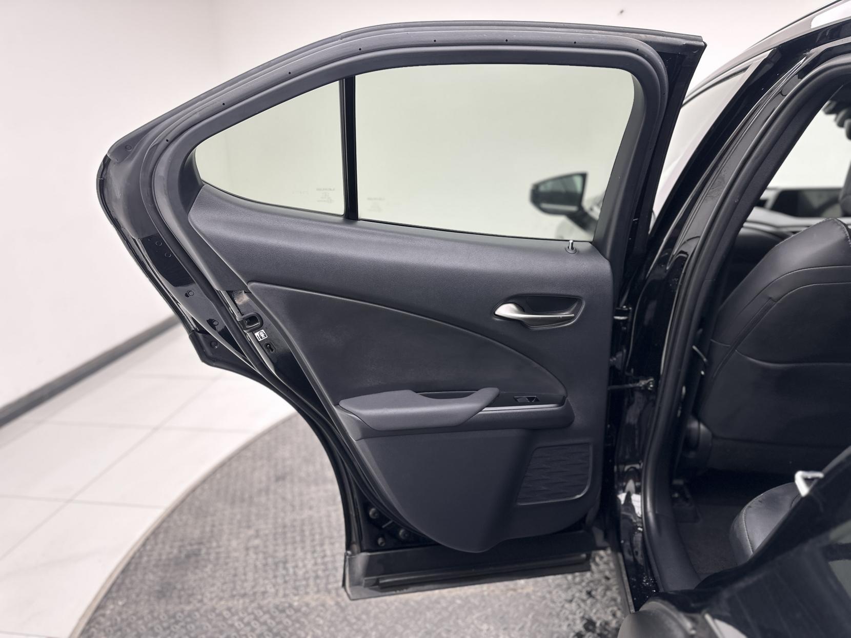 Lexus UX 2.0 250h SUV 5dr Petrol Hybrid E-CVT Euro 6 (s/s) (184 ps)