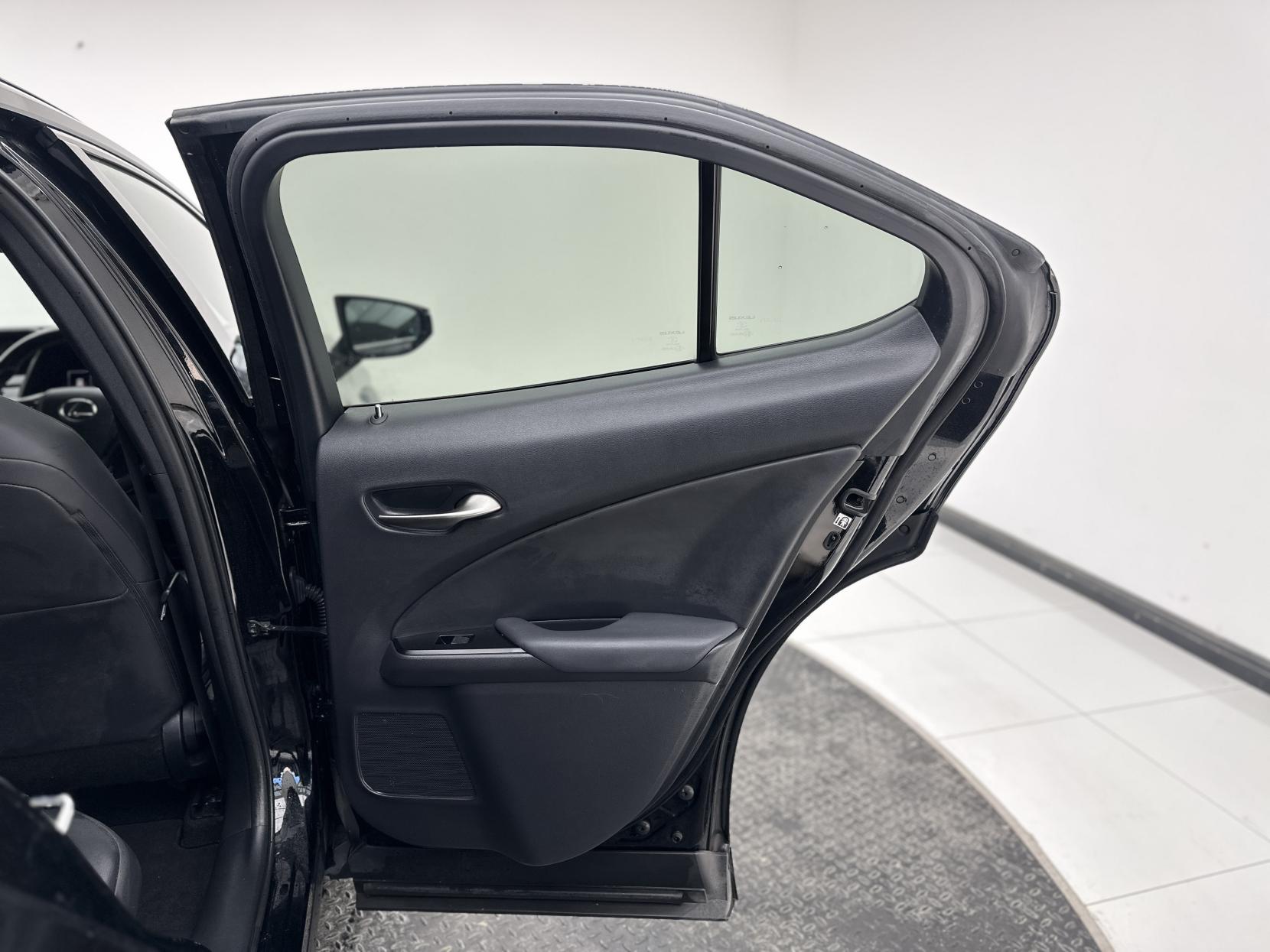 Lexus UX 2.0 250h SUV 5dr Petrol Hybrid E-CVT Euro 6 (s/s) (184 ps)